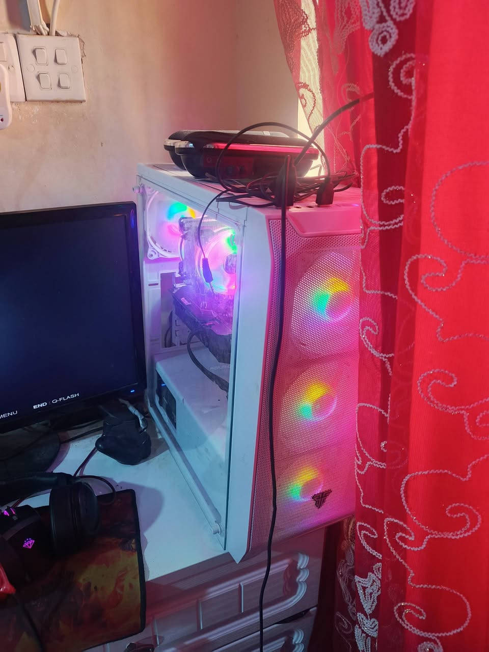 السلام عليكم 
Pc للبيع 
المواصفات :
MB : z390 aorus elite 
Cpu : i9 9900k 
Gpu : rtx 1660s 
Ram : xpg 3200hz 2x8 (16gb)
Hard1 : m.2 256gb
Hard2 : hdd 1tb
Ps : 500w 
تشغل اي لعبه ببالك 
شاشه ٢٤ مدري ٢٧ ٦٠ هرتز + ماوس وكيبورد 
الحاسبه شغاله والبارحه ختمت لعبة avowed عليها ومليت ها وياها حساب ستيم اوفلاين ١٥٠٠٠ لعبه و كيم باس مفتوح منزل بيها سكايرم اوبليڤيون و فورزا ٥ و avowed و كريمزون ديزرت وغيرهن بعد 
ابيعهن شلع ٧٥٠ وبيهن مجال للشراي


**إذا كنت صاحب هذا الإعلان وتريد حذفه لأي سبب، رجاءا أرسل رسالة إلى الدعم الفني**