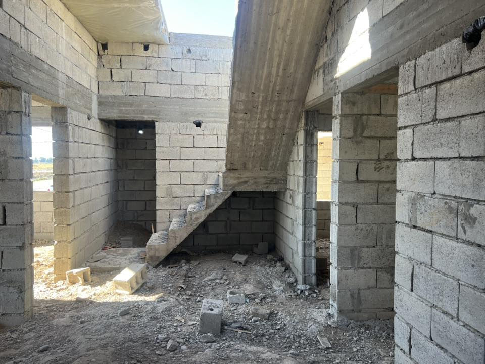 بيع مستعجل
عندي بيت هيكل مساحه ١٥٠ متر ركن بحي فدعم بدلعباس طابو زراعي سند ٢٥ بي غرفتين نوم وصاله واستقبال ومطبخ وصحيات داخليه وصحيات خارجيه وكراج سياره المحوله يمه وساحبله مي مشتغله شغل درجه اولى واصل لحد صب السكف سبب البيع لغرض عندي مريض يحتاجله عمليه ***********
