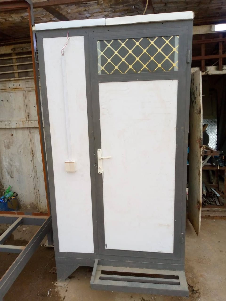 معمل صلاح الفيلي لتصنيع كافت الدور الجاهزه سندويج بنل والصحيات ونقاط الحراسة حسب الطلب الزبون يوجد لدينا كرفانات جاهزة 6/3 4/3 3/3  و يوجد لدينا شغل موقعي أيضاً كما يوجد لدينا توصيل كافة المحافظات العراق الاتصال على الرقم او مراسلتنا عبر الواتساب ***********
