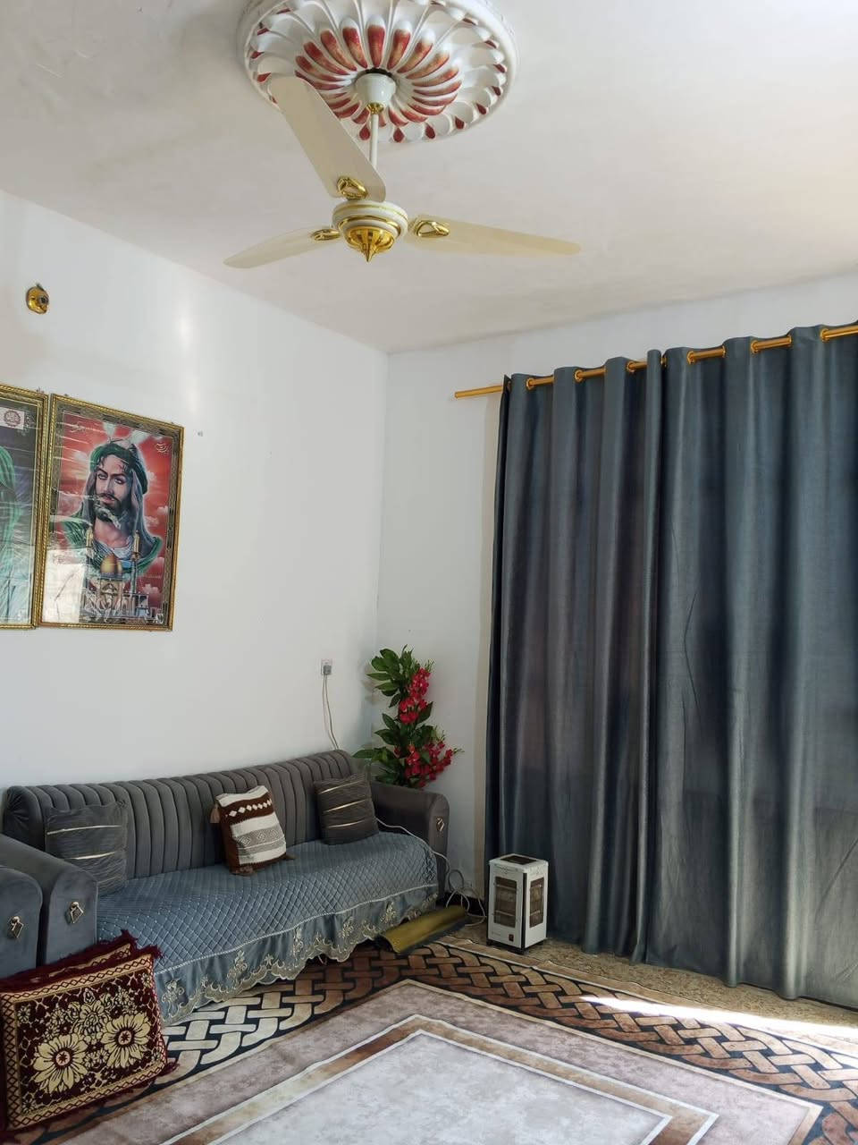 سلام عليكم بيت للبيع في حي الكوفه خلف الملعب مال كسره وعطش قرب أفران الزيتون واجهه سته اله ربع مساحته ١٠٠متر محتوياته غرفه النوم وصاله واستقبال وملحقاته مطبك فوك وجوه طابق واحد بناء بلوك جديد سعره ٥٨ وبي مجال للاتصال ***********
