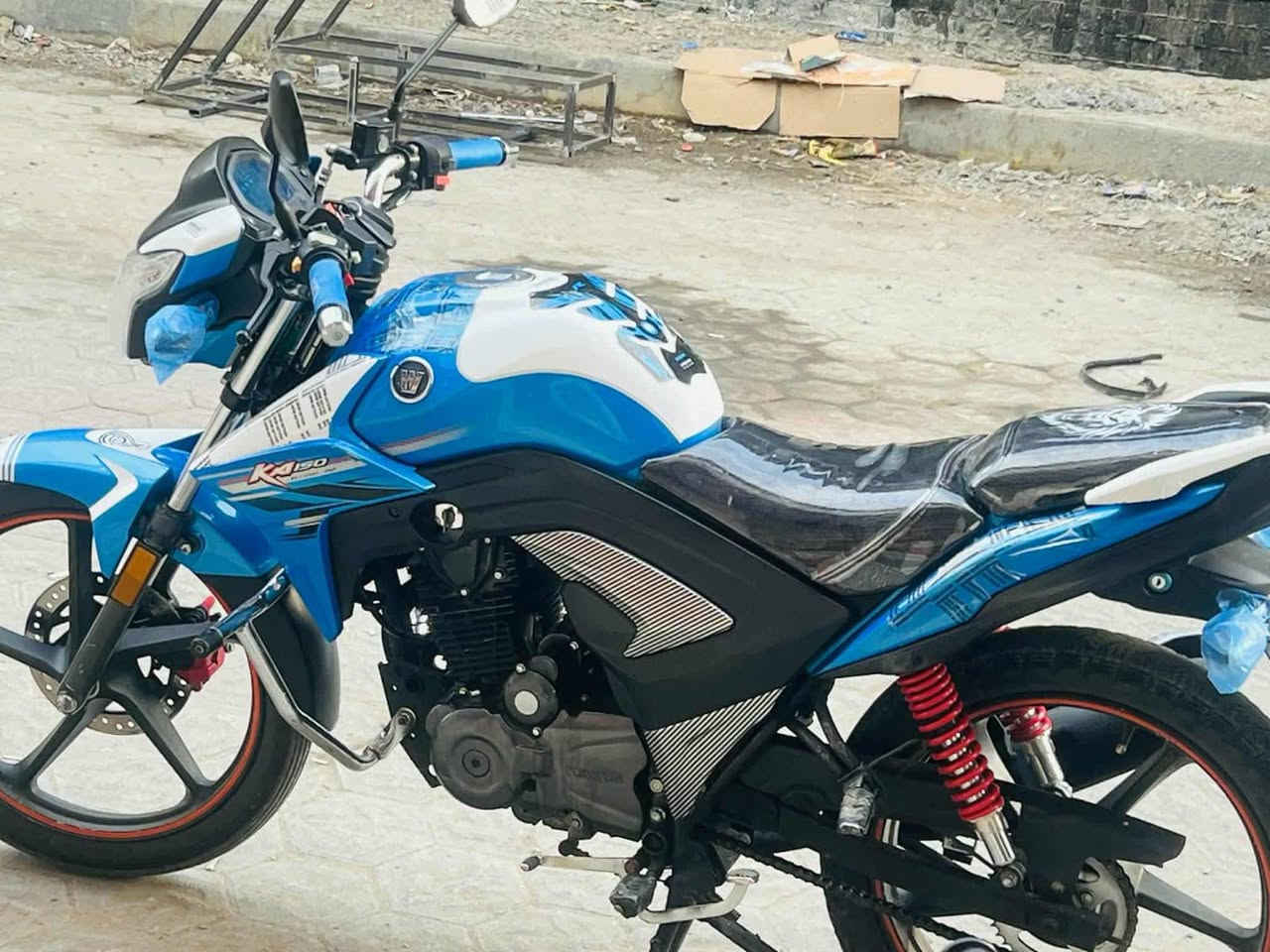 السلام عليكم دراجه هاوجي موديل 19 مشدود ب20 دراجه مكفوله ونضيفه مسجل وكامل لوحات انكليزي تحويل ثاني يوم السعر 17ورقه وبيها مجال بس الشراي يتصل الله عليكم اليسال لا يتصل بروح موتاكم ***********
