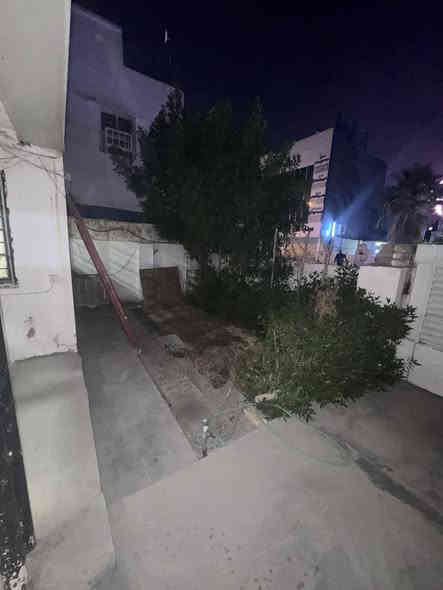 دار للايجار في الحارثية 
السلام عليكم 
دار للايجار سكن عوائل فقط او تجاري في الحارثية محلة ٢١١ الفرع المطل على شارع المعرض (فرع جامع القبنجي)
كهرباء وطني ٢٤/٧ خصخصة
كهرباء وماء معزولة وليس مشترك
واجهة 8 ونص متر
غرفة نوم كبيرة 6*4
غرفة نوم وسط 4*4
صالة كبيرة 5*4
مطبخ كبير 4*3
حمام + تواليت
كراج وحديقة خارجية
يحتوي على تانكي وماطور بوستر وسخان ماء  ومراوح سقفية

سعر الايجار مليون وربع للسكن
مليون ونص تجاري

للاتصال : *********** - ***********
