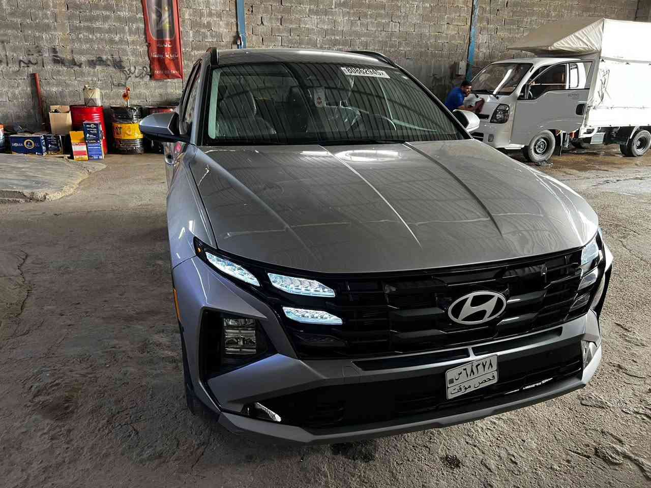 توسان فئة SEL  موديل  Hyundai Tucson 2025 
وارد أمريكي صور الحادث مرفقة بلمنشور 
بدون ايرباك 
تترقم جميع المحافظات 
المواصفات
المحرك

* 2.5 لتر 4 سلندر
* 187 حصان
* قير أوتوماتيك   

التجهيزات الخارجية

* الويل  18 إنج
* ليتات LED كاملة
* مرايا كهربائية مدفأة
* فتح باب بالبصمة
* باب خلفي كهربائي Smart Liftgate

الداخلية

* شاشة 12.3 إنج
* شاحن لاسلكي
* تشغيل بصمة
* مقعد السائق كهربائي 
* مقاعد أمامية مدفأة
* تكييف أوتوماتيك مزدوج
* USB-C خلفي للأهل أو الأطفال  

أنظمة الأمان

* رادار أمامي
* مثبت سرعة ذكي
* تنبيه النقطة العمياء
* المحافظة على المسار
* فرملة طوارئ
* كاميرا خلفية
* تحذير حركة خلفية  
السعر 190 بيها مجال حك الجيه
مكان السيارة الفلوجة ***********
