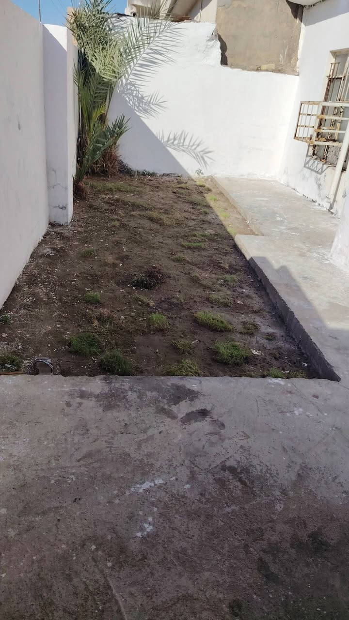 السلام عليكم بيت البيع حواس شارع معرض حجي ناطق مساحت البيت 230متر تصال عله هاذه الرقم ***********
