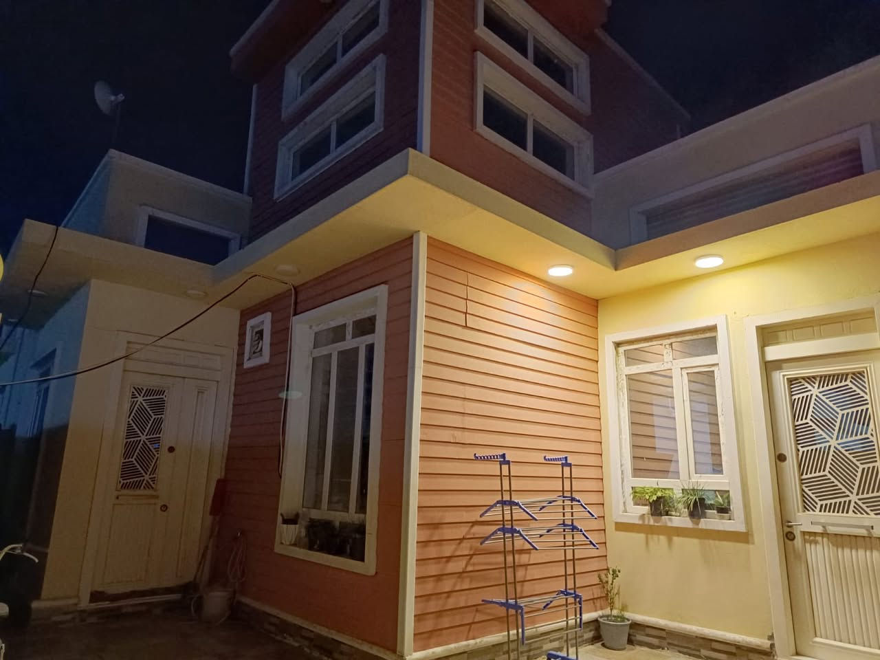 سلام عليكم دار للبيع في بعقوبه الجديده قرب مقبرت الشريف المساحه 160 متر قرب شارع الطابو في حي المشتى الملقب حي النسابه حالين ماجر
ب550 الف للستفسار التصال على ***********
