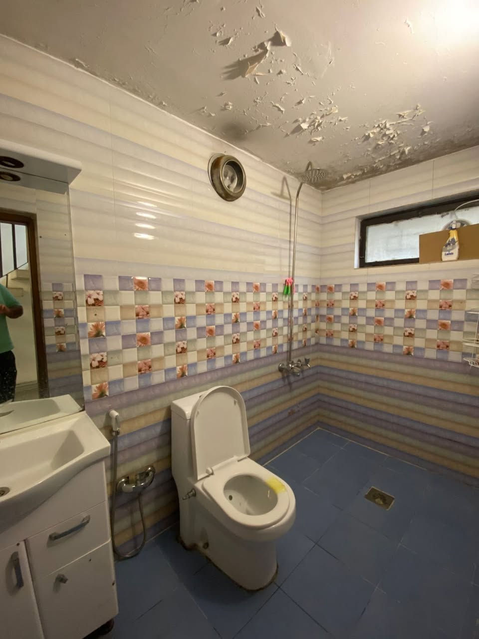 للأيجار في السيدية
بيت 160 متر نظيف 
يحتوي على كراج سياره وحديقه 
ومدخلين : 
الطابق الارضي :  استقبال ومطبخ وهول حولي وغرفه نوم و صحيات 
الطابق الثاني : غرف نوم عدد 2 وصحيات وسطحين 
الموقع : السيدية مربع التصنيع شارع 15 متر 
الايجار مليون وربع مع مجال  
للاستفسار اكثر *********** حمزة 
مكتب ايليا للعقار
