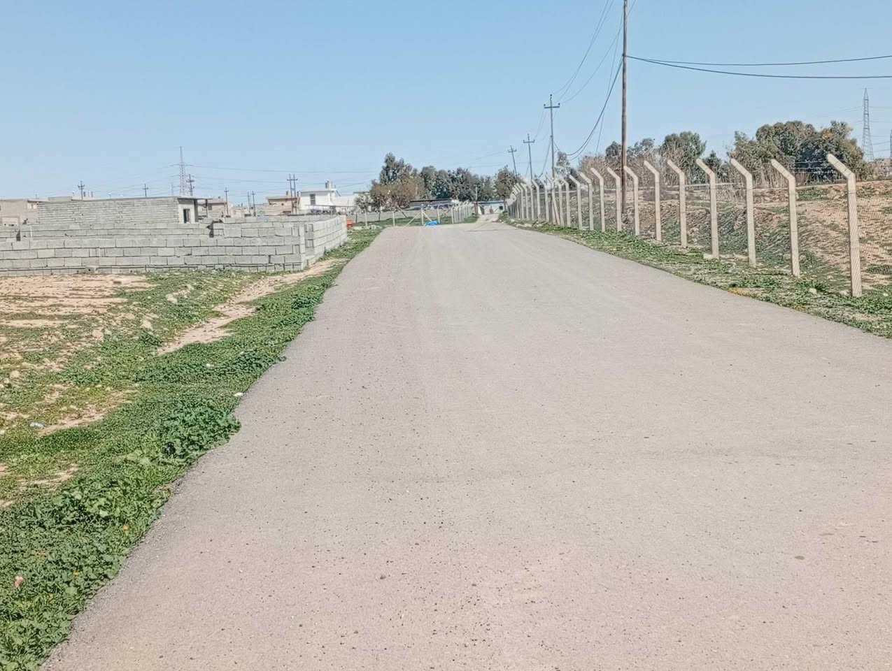 قطعة ارض للبيع مساحة القطعة 200 متر بالمعسكر قريبه على مزرعة صباح ابو دنيا خدمات  كهرباء وماء رئيسي وشارع تبليط سعرها النهائي 4 ملايين ***********
