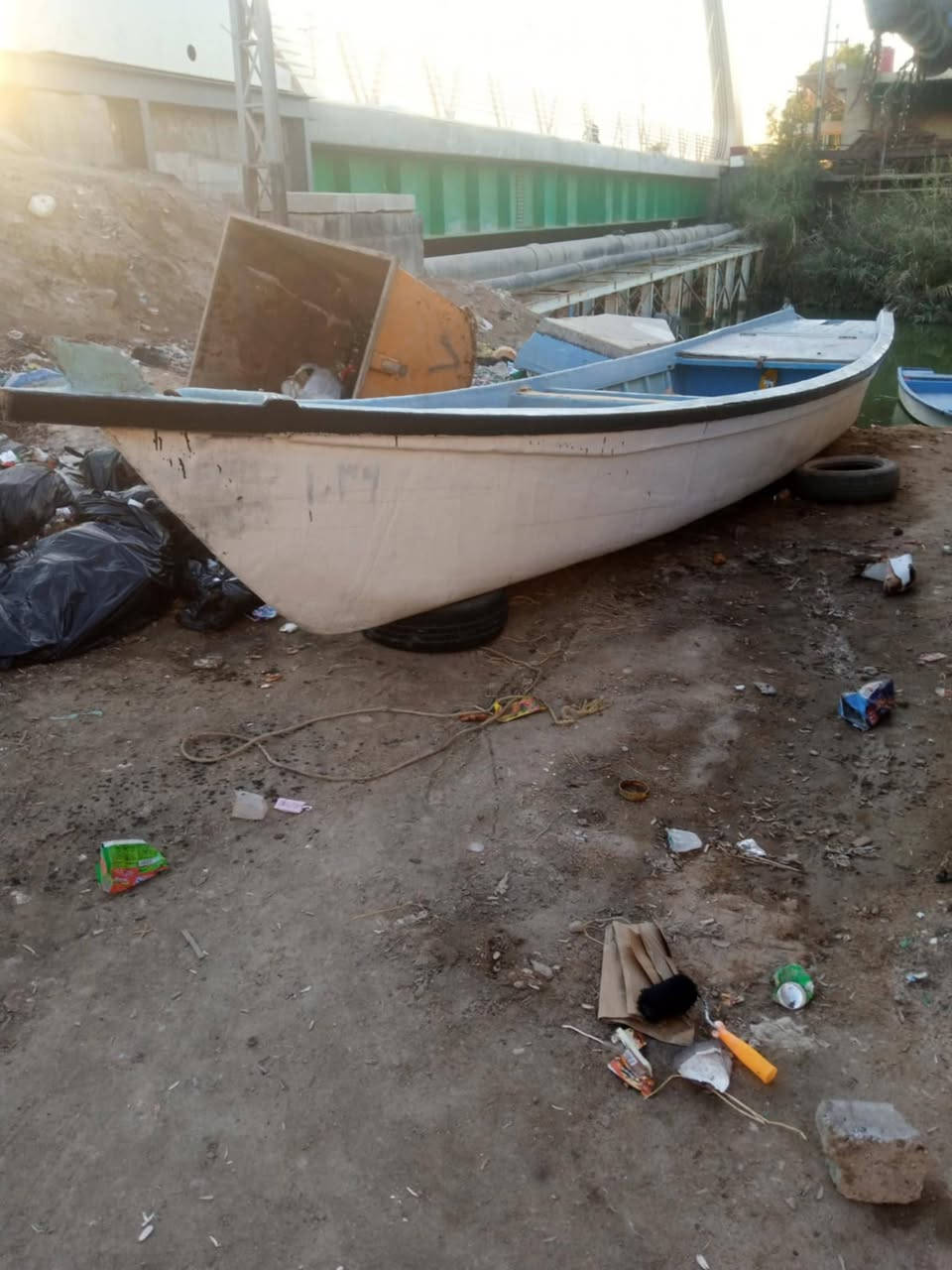 سلام عليكم بلم ثيبر كلاص 
طول 8امتار
ولعرض مترا و20
شغل المعامر 
سعر مليون وبيه مجال قليل 
المكان بصرا ابو الخصيب قرب جسر ابو مغير 
الاستفسار على هذا الرقم ***********
