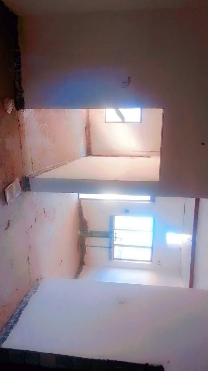 بيت مساحه 180متر بحي الحكيم نزله زرزور قرب المدرسة ثالث بيت عن الركن 
غرفتين وهول ومطبخ وستقبال ومنور وصحيات داخليه وخارجيه وطرمه السقف سندويج الرضيه صب مسجل بلديه مرقم
السعر 19 بيه مجال 
الستفسار ***********
