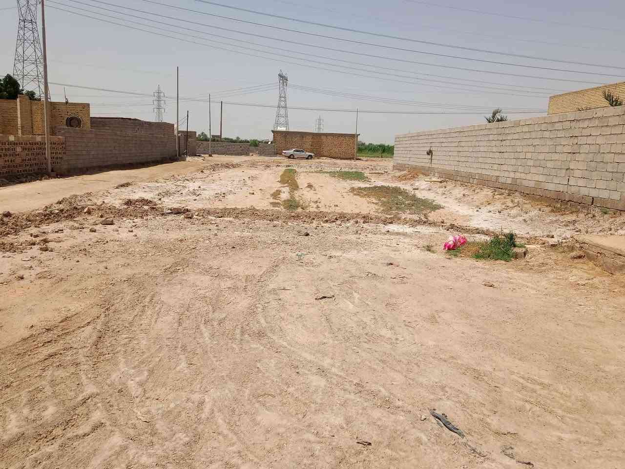 قطعة ارض للبيع 1500 متر مع دار متكون من غرفتين نوم +صالة +مطبخ +ستقبال + حمام داخل البيت + صحيات خارجية . العنوان تقاطع النهروان مقابل اسواق القمة .اي ستفسار على الرقم ***********
