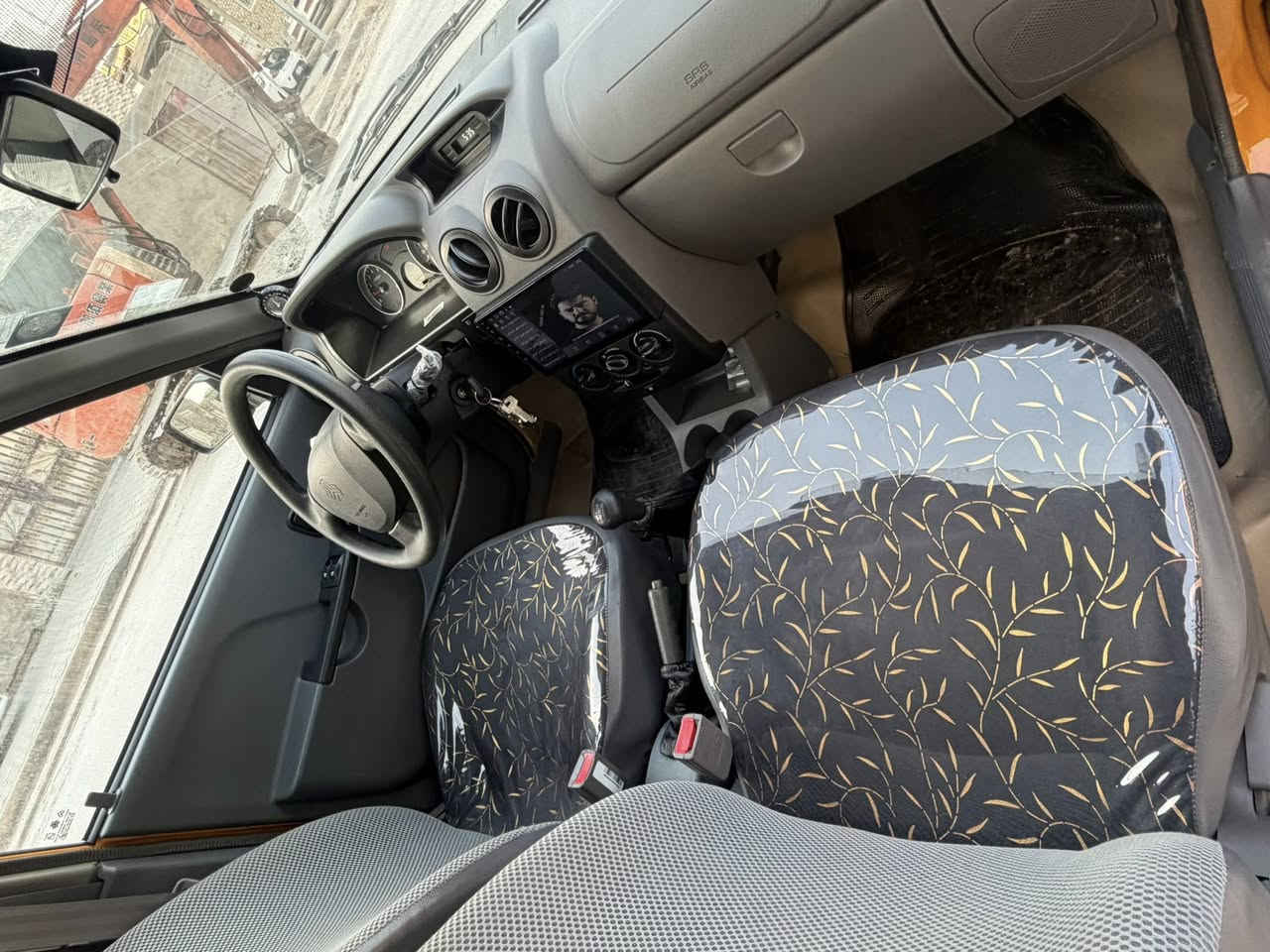 السلام عليكم سايبه لبيع 2025غاز بانزين ماشيه قليل زيرو مشي قليل مامشتغله تكسي مغلفه ارضيات جديده كلش كفاله عامه من كلشي السعر 82وبيه مجال قليل الديوانيه الرقم ***********
