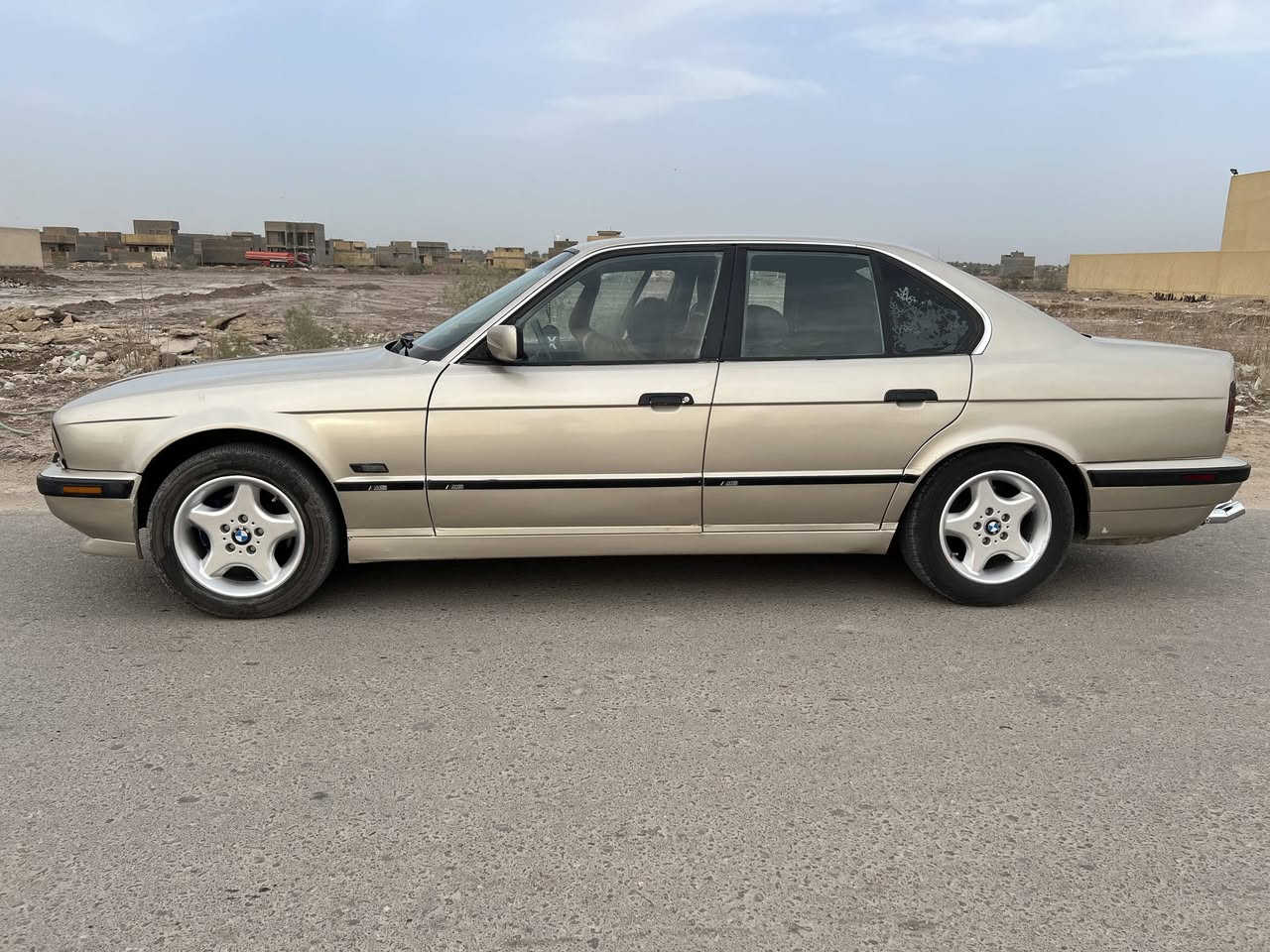 السلام عليكم.
BMW 525i للبيع  او مراوس موديل 1990 
رقم اربيل 
لون فضي مميز 
مكينه وكير جدد بلادي حاويه.💪
حداديه جديده
تدفئة  شغال تبريد ثلج بنص الصيف.
تخم تاير جديد
منظومة وقود جديده بخاخات نوزلات صوندات وفلتر.
منظومة زنون 
شلعتها صاروخ 
السياره كلهه شغاله سعرهه 67 وبيهه مجال بسيط
السياره بالشارع كلش حلوه واحلى من الصور
***********
