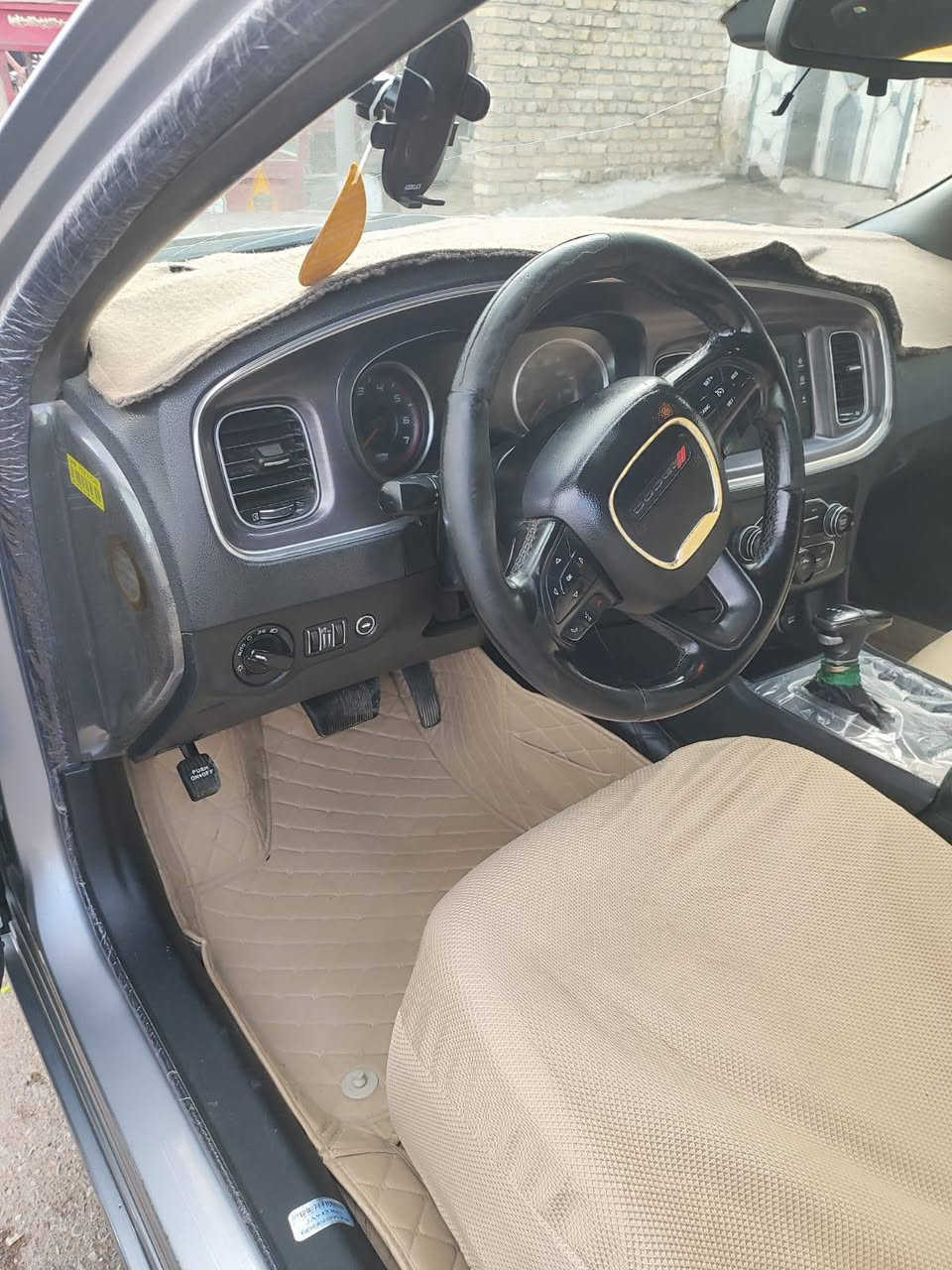 سلام عليكم من رخصت الادمن جارجرموديل  2015 السياره كفاله وارد كندي بس صار بيه جاملغ بل عراق تبريد تتفه حداديه خمسه وسبعين بل ميه الوره ولكدام سياره مال بيت الياخذه ويكلوله هاي السياره مشتغله بخط بكل العراق ياخذه بلاس السعر 175‏‪***********‬‏
