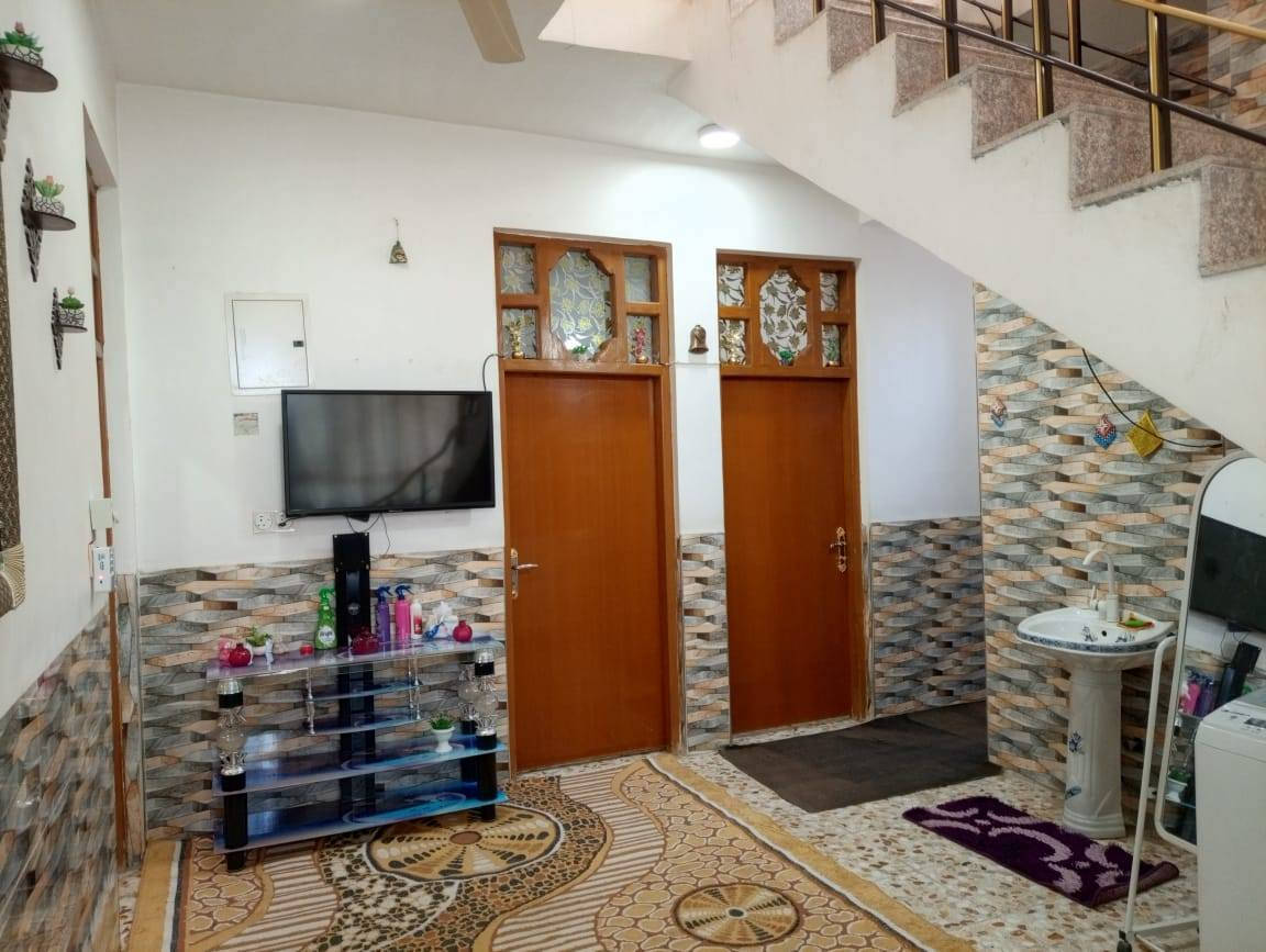 السلام عليكم 
بيت للبيع طابو زراعي سند 25 مساحه واقع حال 175 بناء 160 يتكون من غرفتين وصاله ومطبخ وممرات 2 وأستقبال وحمام داخلي وخارجي بناء كامل وحديث 
 . للاستفسار واتساب ***********
