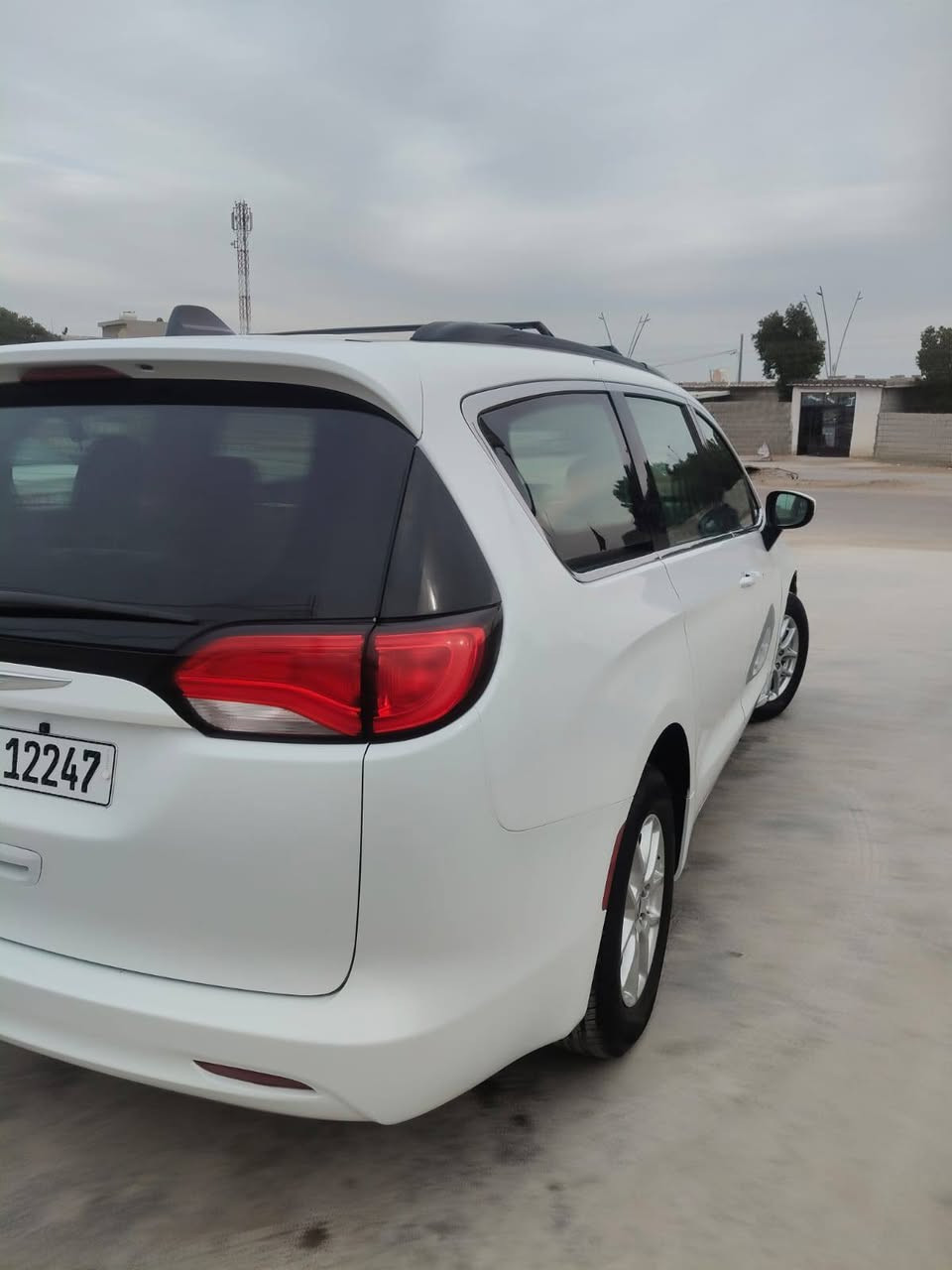 سيارة عائلية فخمة، مريحة جداً، واعتمادية للسفر والاستخدام اليومي.
المواصفات:

 • ✅ موديل 2021

 • ✅ 7 ركّاب (صفوف واسعة)

 • ✅ محرك 6 سلندر V6 قوي وناعم

 • ✅ ناقل حركة أوتوماتيك

 • ✅ شاشة لمس

 • ✅ نظام صوتي ممتاز

 • ✅ كاميرا خلفية

 • ✅ تدفئه كراسي+المقود

 • ✅ تحكم كامل من المقود

 • ✅ مثبت سرعة

 • ✅ تكييف أمامي + خلفي (تبريد ممتاز)

 • ✅ أبواب جانبية كهرباء 

 • ✅ مرايا كهرباء

 • ✅ نوافذ كهرباء

 • ✅ نظام ثبات وتوازن

 • ✅ نظام مانع الانزلاق

 • ✅ وسائد هوائية متعددة

 • ✅ مساحة تخزين كبيرة جداً

 • ✅ إطارات يوكوهاما أصلية (وكالة)

 • ✅ قيادة ناعمة وثبات عالي على السرعات

🧼 السيارة نظيفة جداً – استخدام شخصي

🔍 وارد امريكي رقم واسط  السعر 210وبيها مجال 

سياره بيها بنيد وجاملغ تبديل فقط بدون دواخل

‏‪0772 605 1365‬‏

‏‪0780 308 8924‬‏
