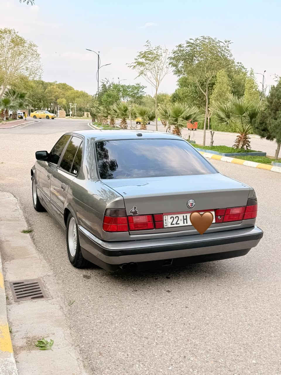 سلام عليكم للبيع بي ام 525 كير عادي موديل 1990جاهزه من كل نواحي رقم اربيل مميز سنويه 2030 جديد وبسمي  صبغ جماليه بدون ضربه بجم عريض محدث مكينه مسكر فانوس كير ابشرط جديد اكسل قفل تبريد ثلج صدر امامي خلفي جديد كهربائيات جديده وشغاله ومدوشمه السياره داينمو سلف كله جديد وسياره ربع دينار مابيهه مصرف سعرهه 59 وبي مجال مكاني ديالى خانقين ***********
