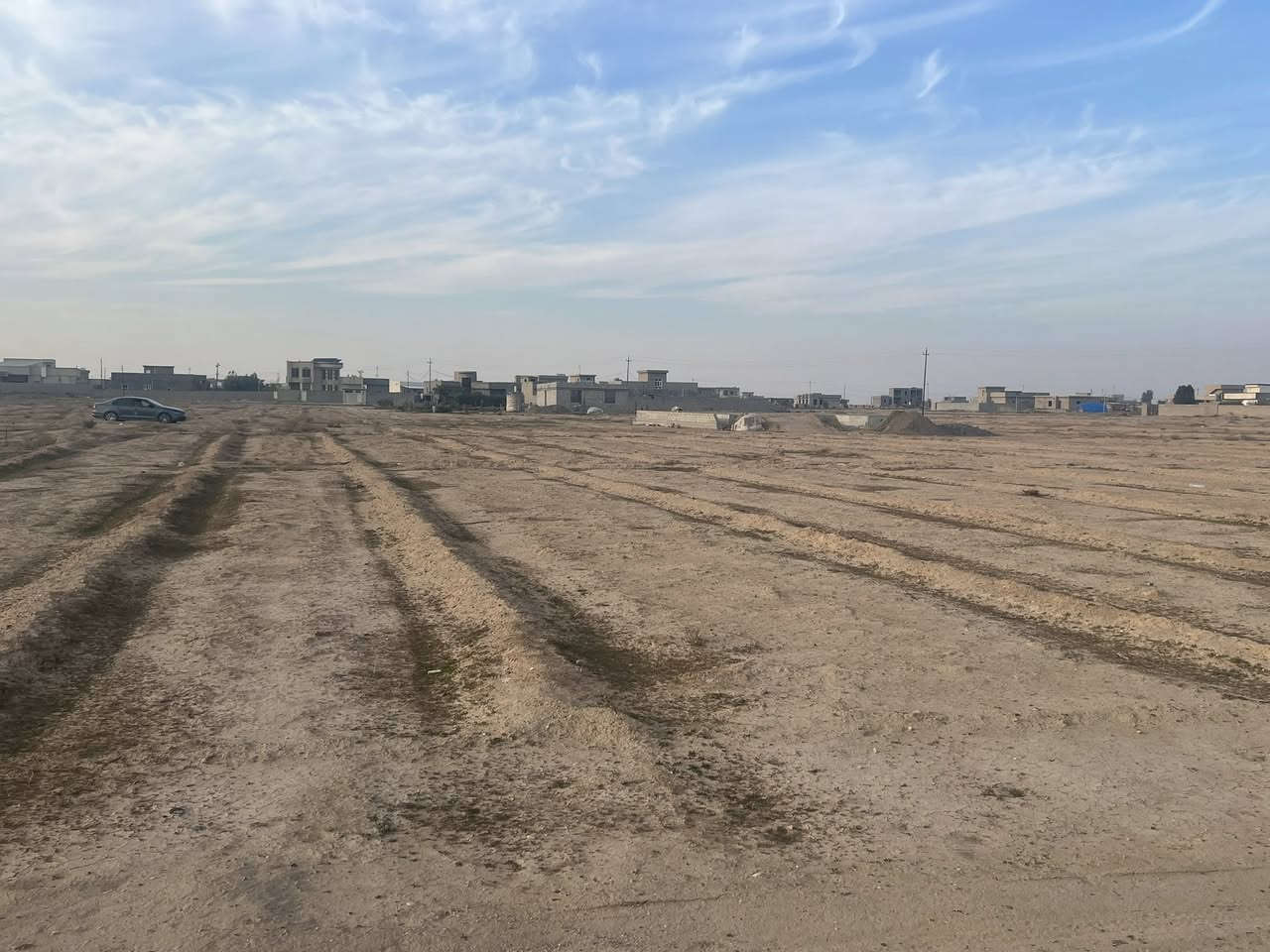 السلام عليكم 

يوجد دونم ارض للبيع خلف جامع الصالحين  ع طريق لواء ٨٨ 

  مقسم ع ثلث شوارع عرض الشارع ٨ متر خدمات كلها متوفره
 
مدارس ابتدائيه ومتوسطه وجامعة النبراس قريبه 

سعر المتر ١٣ وبيه مجال الشراي يتصل ***********
