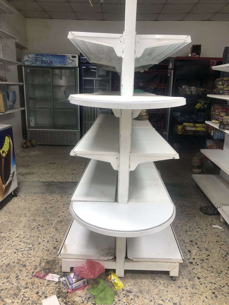 اغراض محل للبيع 
4 عوارض بابتين دبل جدد لك
1 عارضه عموديه
3 عارضه بطح 
ميز كاشير عدد 2 
رفوف عدد 200 تركي 
سفينه عدد 2 
الاتصال على رقم *********** 
عنوان ال قاهره بغداد
