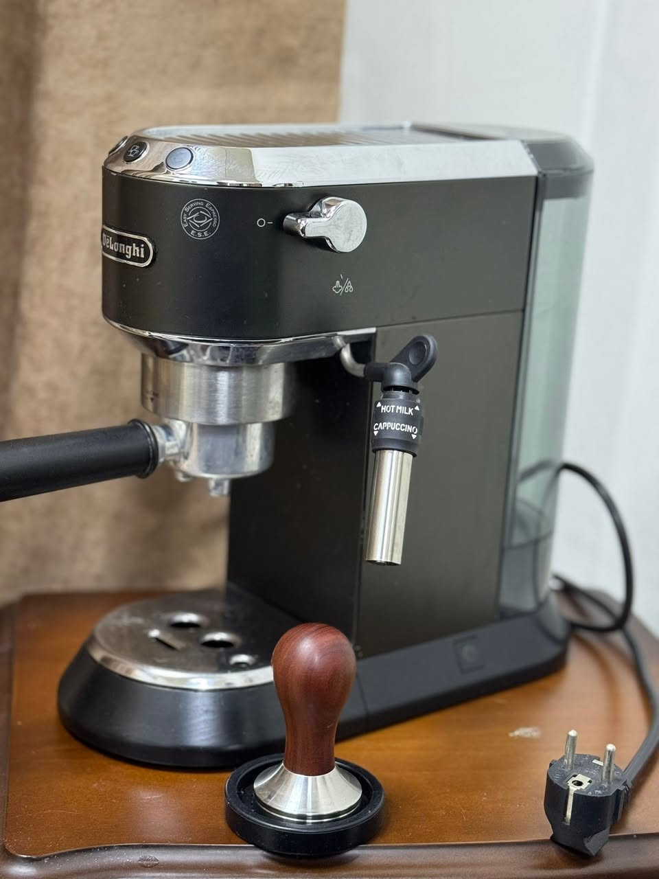 للبيع ماكينة إسبريسو ديلونجي ديديكا غنية عن التعريف (De'Longhi Dedica EC685)
للبيع ديلونجي ديديكا (685)، وحدة من أشهر وأقوى المكائن المنزلية اللي تسوي إسبريسو كريمي ومرتب، وبيهة تبخير حليب ممتاز للي يحبون اللاتي والكابتشينو. الماكينة نزاكة وحجمهة صغير ومتأخذ مكان بالمطبخ أو الكوفي كورنر.

🛠 أهم مواصفات الماكينة:
• ضغط المضخة: 15 بار (15 Bar) حتى تطلعلك أقوى طعم وقوام للإسبريسو. 

• نظام التسخين: ثيرموبلوك (Thermoblock) تحمى بسرعة وبتعبر بـ 40 ثانية تكون جاهزة للشغل.

• التصميم والحجم: حيل ناعمة ورشيقة (عرضهة 15 سنتيمتر بس)، والجسم مالتها ستيل قوي ضد الزنجار. 

• عصا التبخير (Steam Wand): بيهة خوش تبخير تسويلك رغوة ثخينة للكابتشينو أو حليب حار وسلس للاتي.
• تانكي الماي: يشيل 1.1 لتر، وينفصل بسهولة حتى تترسه وتنظفه.

• صينية التقطير: المجرى الجوة ينشال حتى تكدر تخلي كوب جبير أو مج طويل براحتك.

• الكهرباء والطاقة: 1300 واط، وبيهة ميزة الإطفاء الذاتي حتى توفر كهرباء

توصيل موجود


**إذا كنت صاحب هذا الإعلان وتريد حذفه لأي سبب، رجاءا أرسل رسالة إلى الدعم الفني**