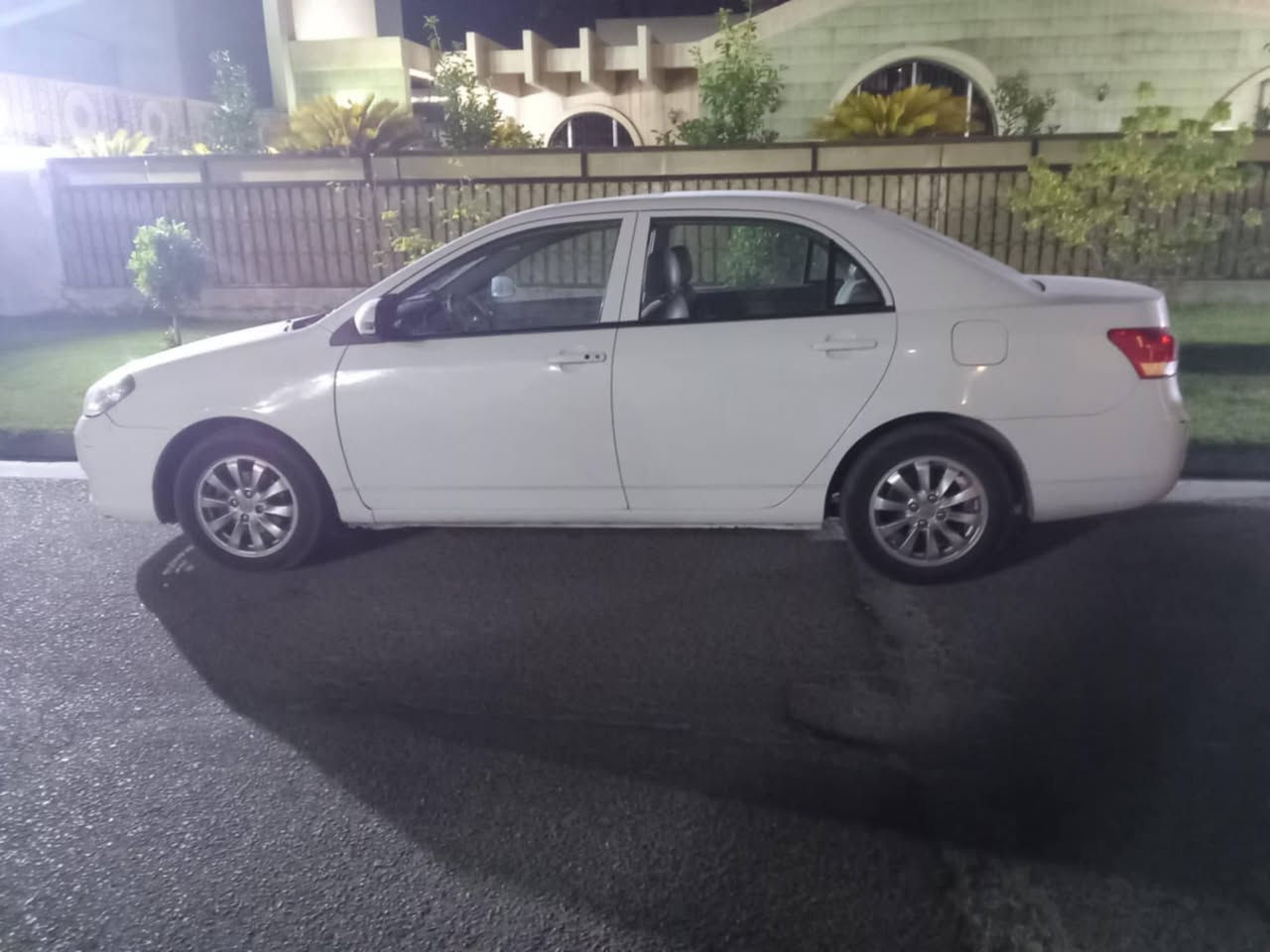 السلام عليكم سيارة BYD  G3 2015 نظيفة جدا استلام شركة اللون ابيض الرقم بغداد السعر 65,$ أو مراوس بسيارة ٧ راكب أو سيارة حسب القناعة  .. الاتصال على ***********
