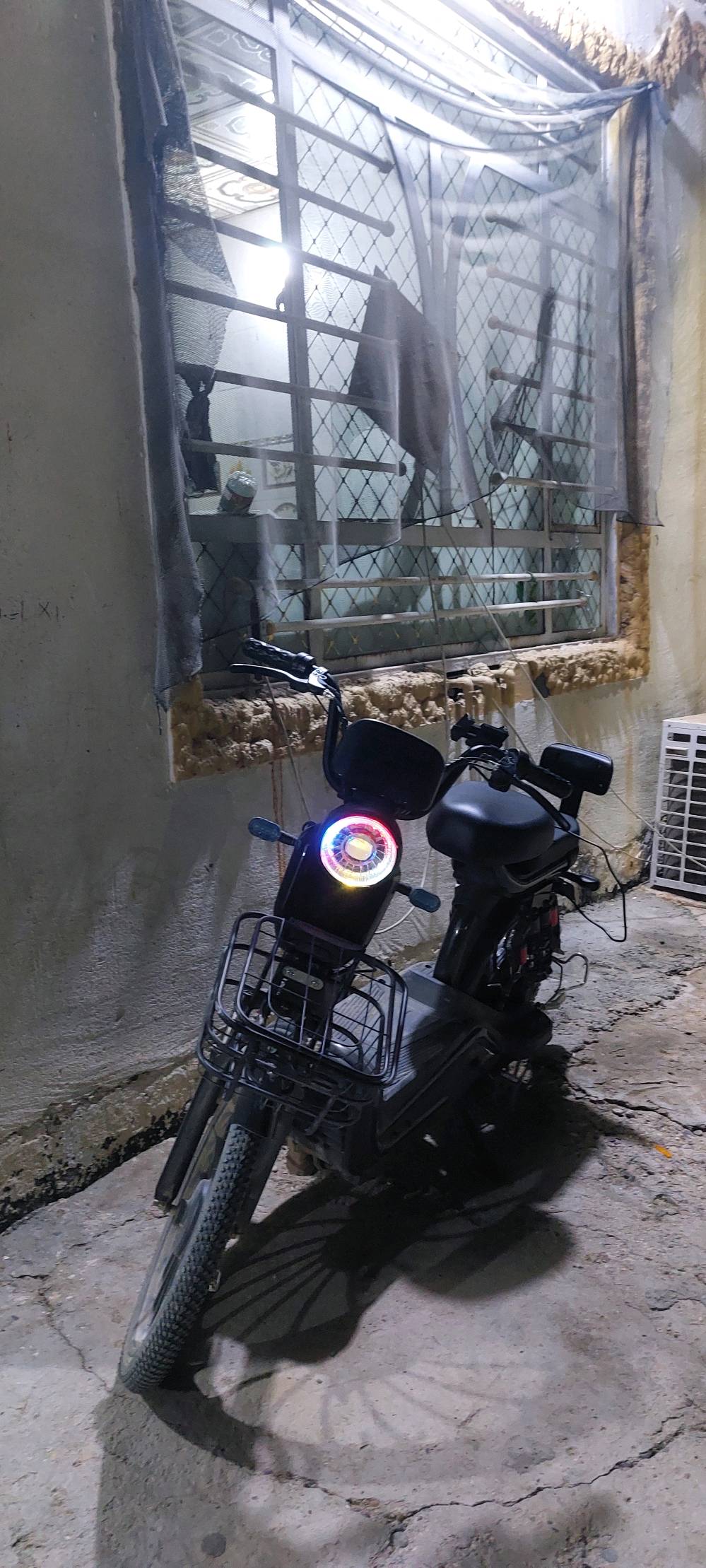 سلام عليكم بايسكل شحن للبيع جديد صارلي ٣ أشهر من ماخذه جديد بطاريات جديد ماصارلي ١٥ يوم من اشتردتهن عقل جديد كلش كامل يمشي عل شحننه الوحده ٢٠ كيلو اني اروح بيه للشغل ولحمد لله  ما وكفني بل شارع يمشي ٦٠ سعره ٤٥٠وبيه مجال للطيبين هذا رقمي*********** بيه اتصال و واتساب