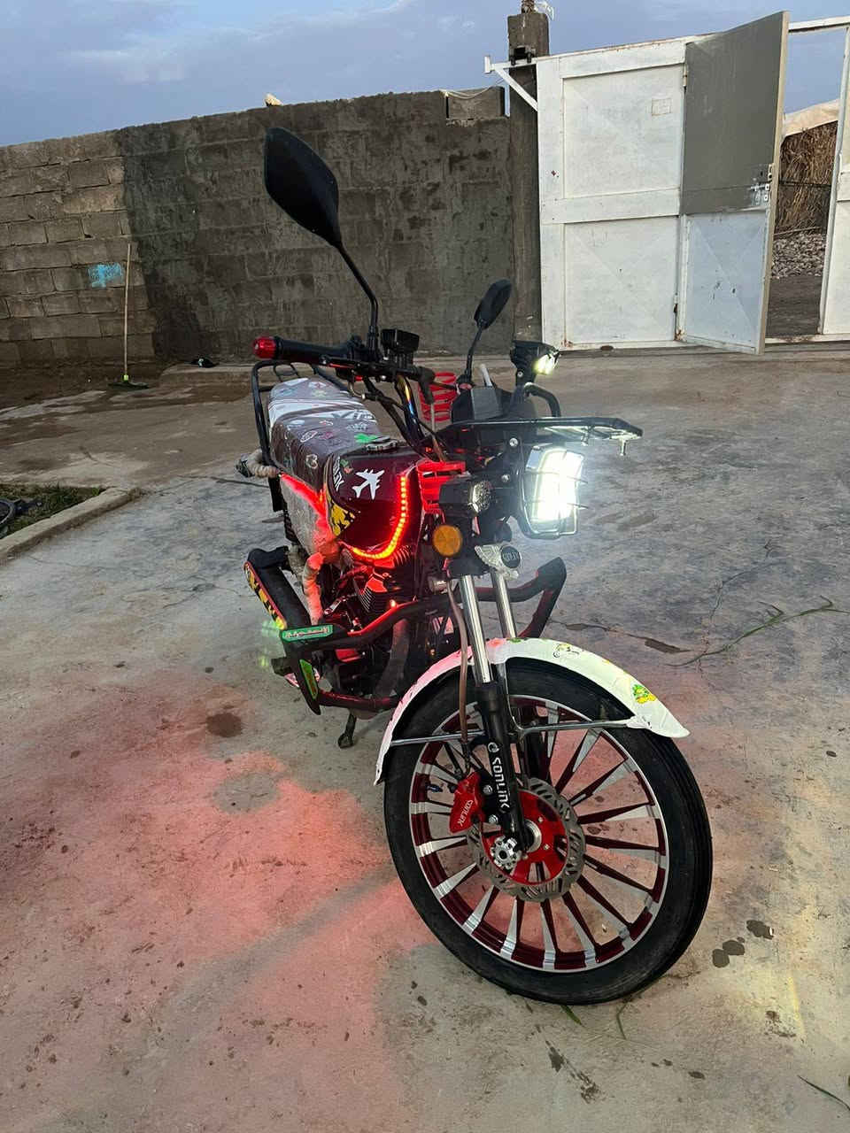 السلام عليكم
للبيع سولنك موديل 2024 الشكل 2025 محرك بلادي سبانه ممدوده عليه 
فولل كماليات 
السعر خاص،
الاستفسار ***********
