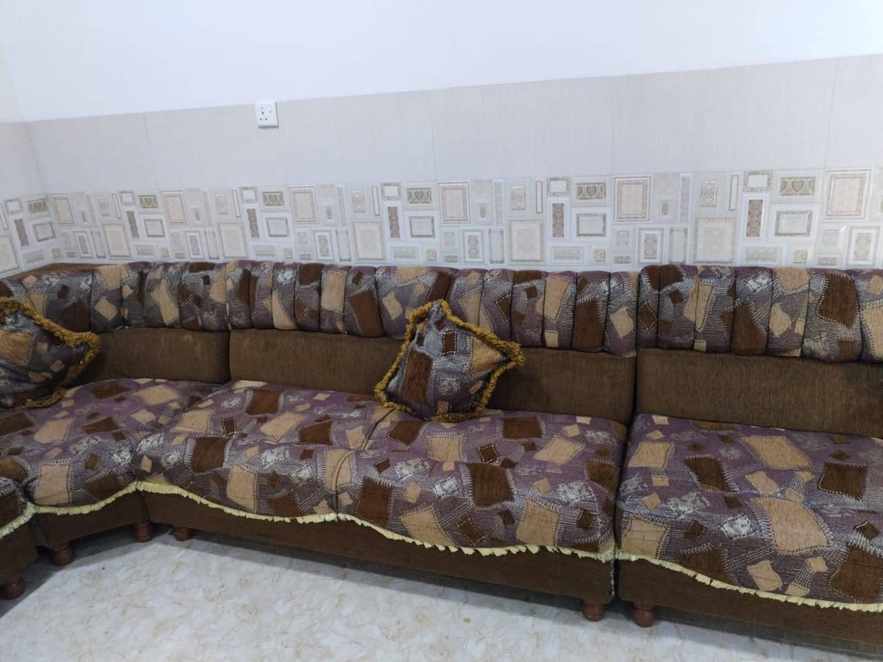 ديوان عراقي 11 متر زاويتين حرف U السعر 225 الف نهايتها حي الاربجية مدخل التسعين بالقرب من جامع البيت المحمدي *********** / *********** واتساب
