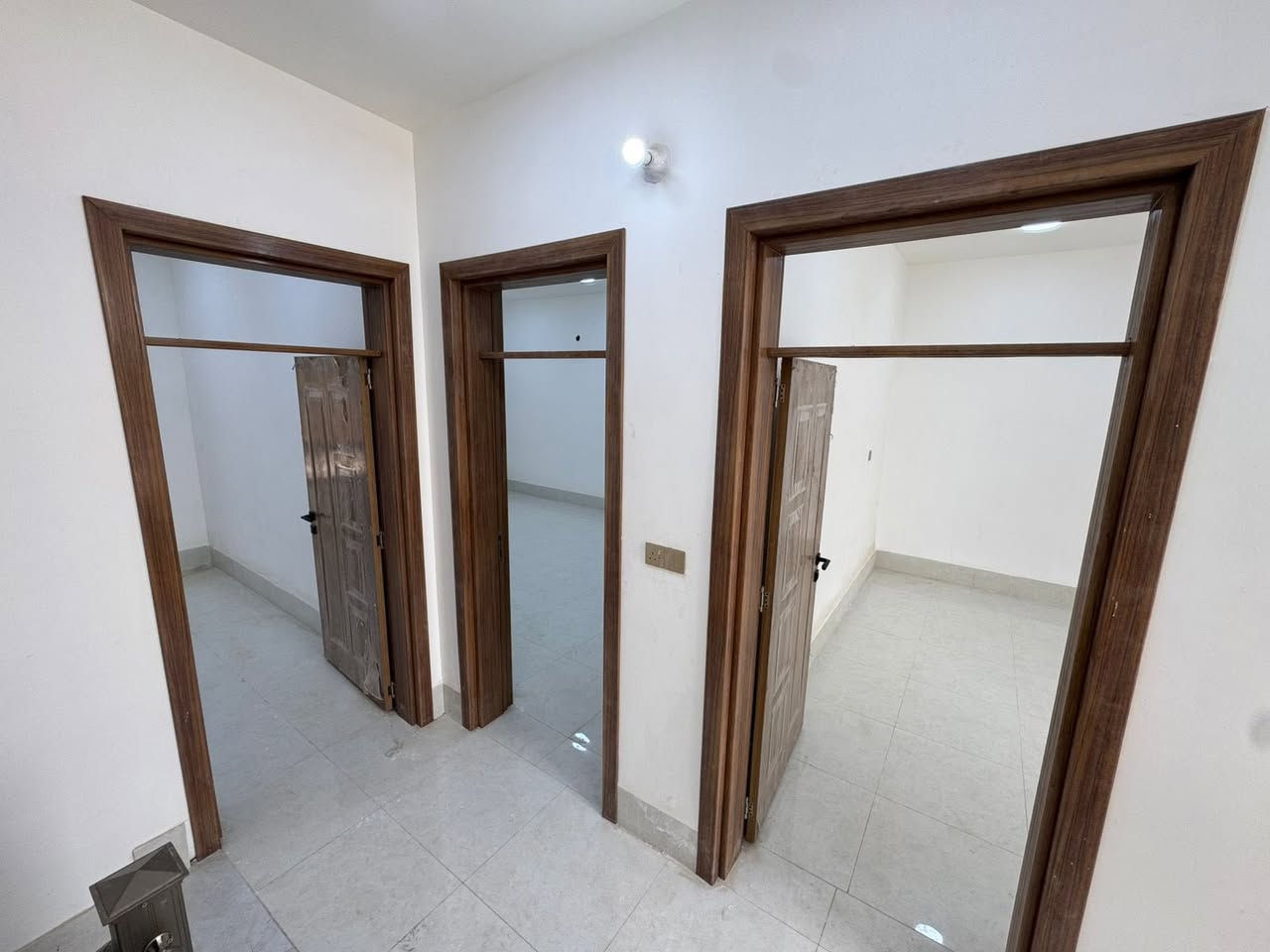 السلام عليكم
بيت طابو صرف مساحته ١٠٠ م٢. واجهة ٨،٣٣، نزال ١٢
البيت ركن على شارعين ، البناء درجة اولى 
، البيت جديد تم إنهاء العمل فيه بتاريخ(٢٠٢٥/٥/١٥)،
البيت: استقبال ، مطبخ، ٤ غرف نوم( ١ ارضي، و٣ طابق ثاني)
٣ حمام (حمام خارجي شرقي، ٢ حمام غربي ارضي وطابق ثاني )
مع السخان وماطور ماء،
العنوان : تراث الشرطة الخامسة / قرب شارع الجميلي
للاستفسار مراسلة الواتساب فقط على الرقم
***********
السعر ٢٠٠ مليون
