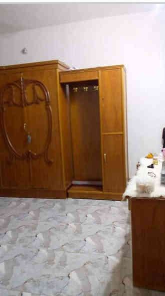 مشتمل مساحه 100 بحي الحكيم نزله خليفه وذا تريد بنزله بني تميم هم تدخل عليه  بي غرفه نوم وحده استقبتل ومطبخ هول مشترك مع مطبخ حمام داخل تواليت خارجي بيتونه سقف سندويج فقط لباقي صب مسلح بدون استاره سعر ٢٧ مليون بناء بلوك أساس طابوك
***********
