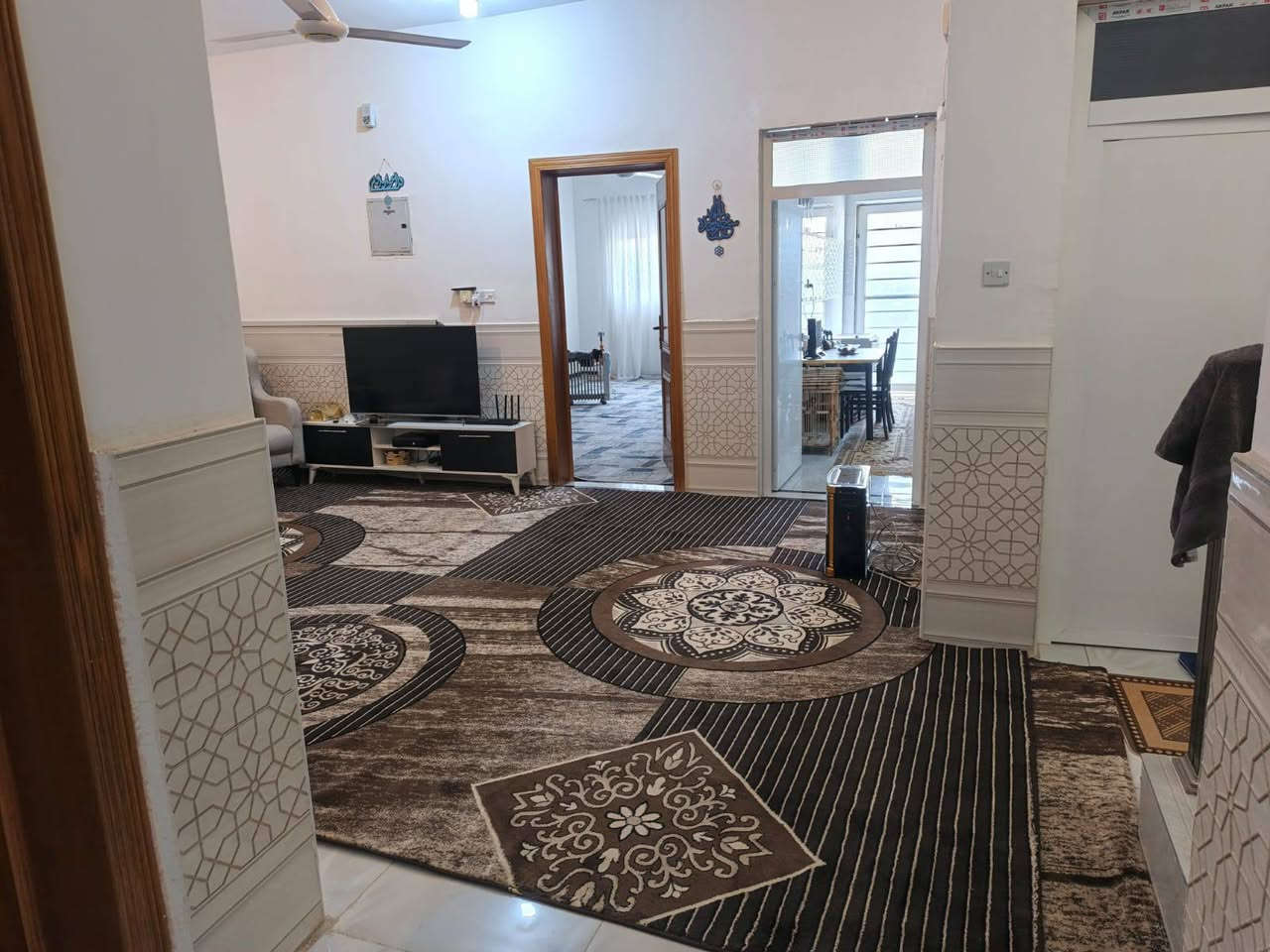 دار سكن طابقين للبيع 
في مجمع الدوح السكني 
مساحة 214 متر شارع 20 وأمامه شارع 15 يعني كدامك ماكو جار بوجهك شارع مثلث..
اربع غرف وصالتين وبراني وصحيات داخلية وخارجية ومطبخ وكراج..
البيت مرتب وتشطيب داخلي شخصي.
مطلوب للدولة 86 مليون تسديد شهريا 460 الف
النقد باليد 77 مليون 
للاستفسار 
***********
***********

