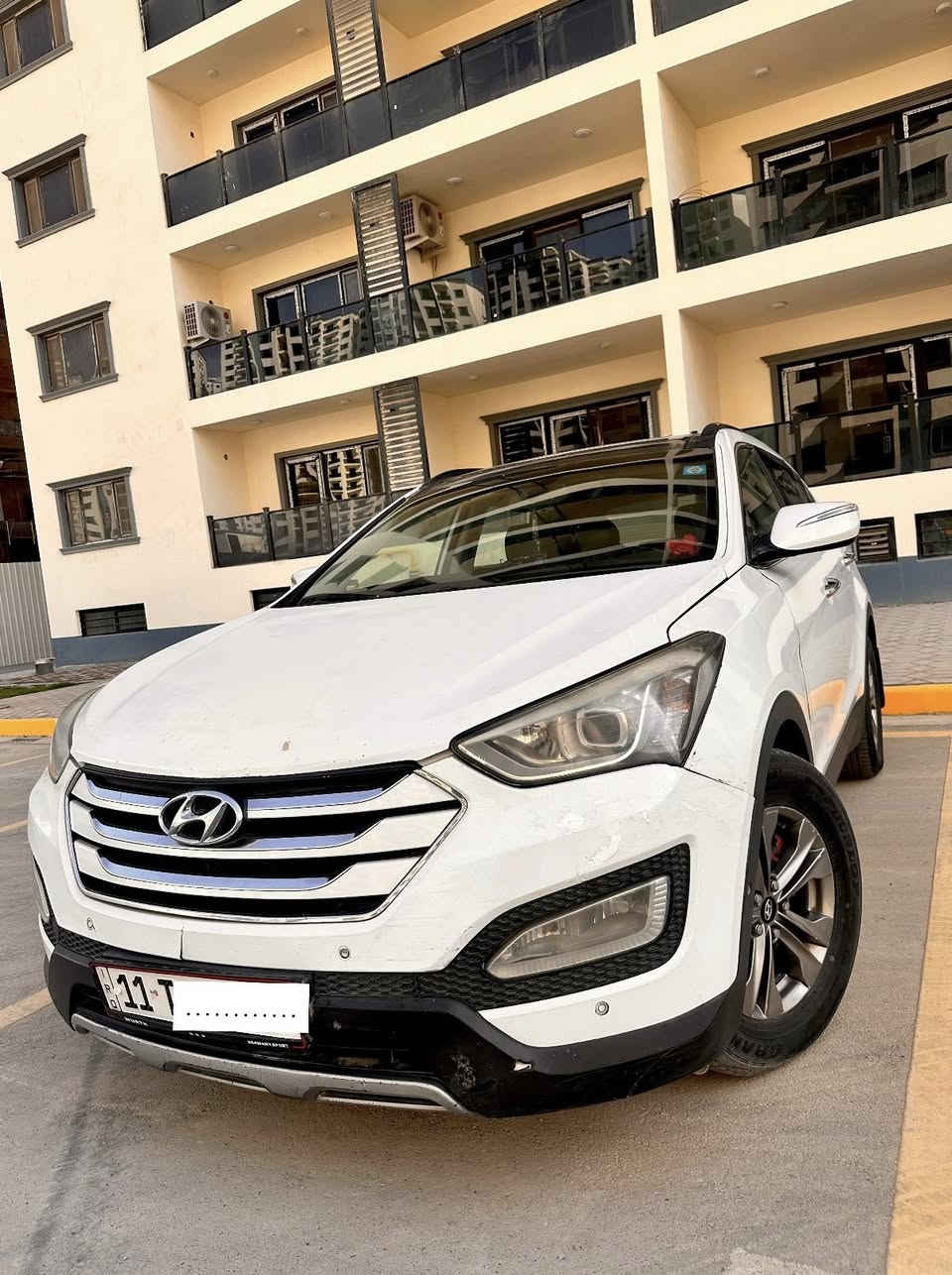 السلام عليكم
للبيع سنتافي امريكي فول مواصفات 2015 
 ٤ سلندرGDI AWD Sport عليها برمجه دوانز وشلعه 
بانوراما بصمه تشغيل+بصمتين ابواب اماميه + دخول ذكي
كشنات كهرباء +جلد تدفئه + خزن ميموري + الاماميه مساج
رادار جانبي + اشاير بالمري + مري قلاب + بردات بلادي
لد نهاري + حساسات اماميه وخلفيه + صندوك كهربائي 
4 وضعيات ستيرن (ايكو نورمال كونفرت سبورت)
تبريد مناخين منفصل + قطعتين + سستم سماعات
تحكم ستيرن جهتين + كامره بلادي + شاشه كبيره
السياره حادث امريكا خفيف دعاميه ومازدات 
12 ايرباك كشنات وتكم وبرده ودشبول 
ايرباك ستيرن طاك 
رقم الجديد هزه جديده سنويه جديده
السياره مابيها مصرف دينار 
السعر 160  وبيها مجال للشراي
 مكان السيارة البلديات 
***********
موجود واتساب
