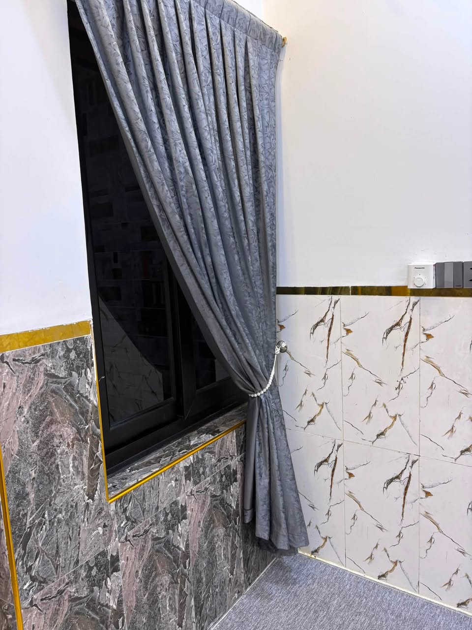 السلام عليكم بيت مساحة 100 م  6.60 * 15  طابقين  الموقع  على طريق الرستمية السده مقابيل اسواق حسون 
الاتصال على الرقم ***********
