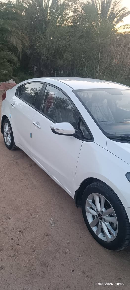 سيراتو مديل 17لسياره جاهزه من كلشي نضيفه ع وضعيت الشركه رقم اربيل بسم شركه مكفوله من لصبغ ولتبديل بيها بارد مبين بل صوره مكينه ما مفتوحه كير اصلي تخم تاير جديد تبريد شغال فول من عده لفتحه مري شفط اشاير 5ويل كب تحكم شاشه يدات نيكل السعر 130 وبيها مجال مكان غماس ديوانيه  للتصال ***********
