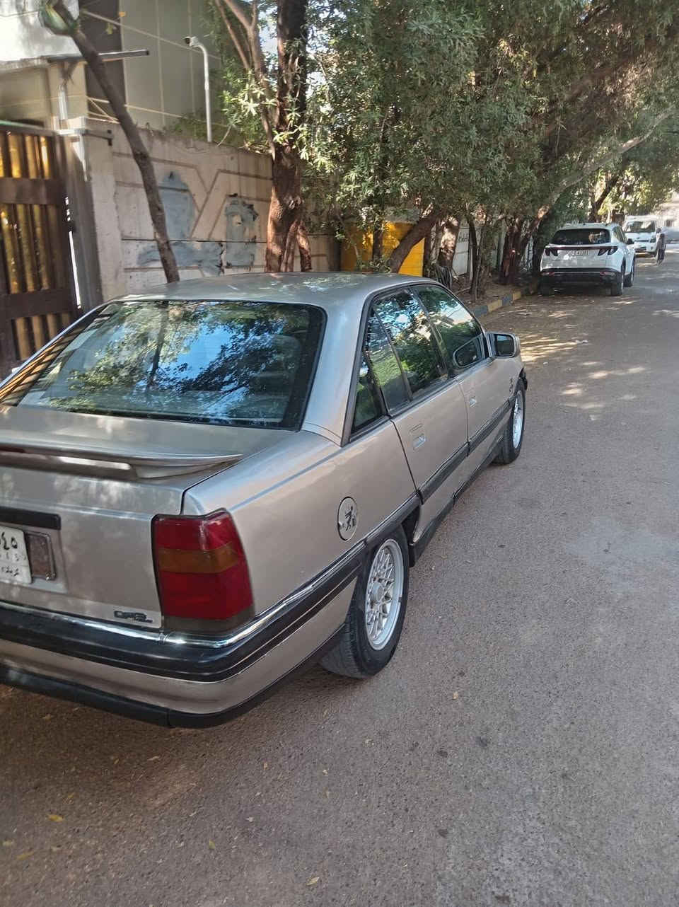 سلام عليكم اوبل اوميكا 20  موديل 93 كير اوتوماتيك سنويه لل 29 نضيفه تجي تكلب وتشوف بعينك سياره الله شاهد للدوام ما اروح بيها سياره مال بيت صبغ عام للجماليه فقط السعر 33 وبيها مجال حك. جيه مكاني بغداد للتواصل والاستفسار على رقم *********** متواحد واتساب ورصيد
