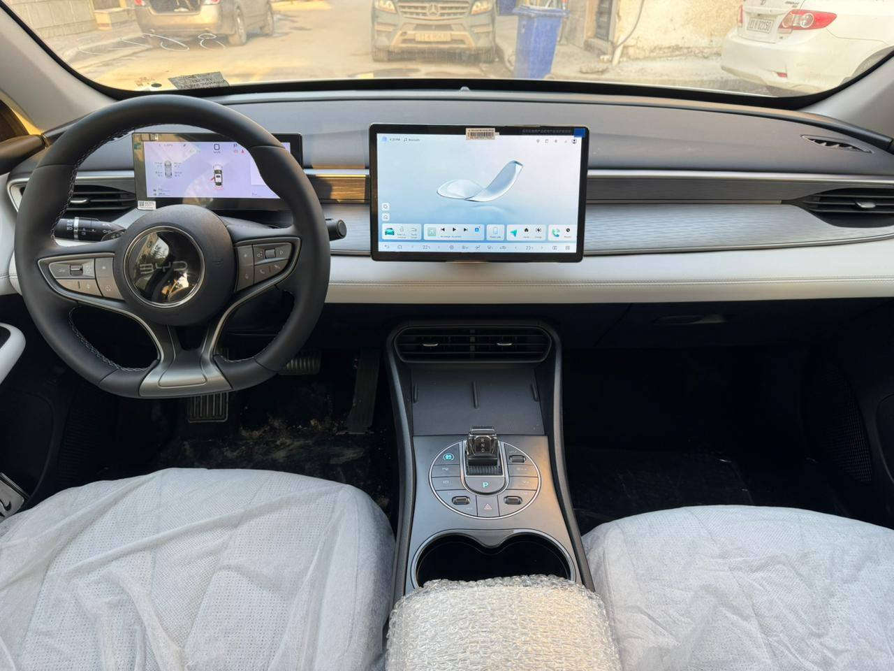 👑BYD Seal 5 Premium 👑
موديل 2025 
نسخة فول مواصفات كاملة

الموقع: بغداد – الكرادة

الحالة:
سيارة زيرو ، ماشية فقط 40 كم

الألوان:
• خارجي: أبيض أنيق
• داخلي: أبيض ملكي فاخر

الفئة والمواصفات:
فئة Premium (فل للأخير)
 
• ركن تلقائي (Auto Parking)
 • قيادة ذاتية
 • مساعد الحفاظ على المسار + تحديد المسار (Lane Keep Assist)
 • نظام التحذير من المنعطفات والعوائق
 • الكشف عن النقطة العمياء (Blind Spot Detection)
 • تنبيه حركة المرور الخلفية (Rear Cross Traffic Alert)
 • منظومة حساسات أمامية + خلفية + جانبية
 • منظومة رادارات أمامية + خلفية + جانبية
 • 12 رادار بالموجات فوق الصوتية + 5 رادارات موجات ملليمترية
 • عدد 13 كاميرا تغطي السيارة 360°
 • فتحة سقف سلايت

🔋 الأداء والمدى:

 • تمشي على البطارية حوالي 65 كم
 • ومع البنزين يوصل المدى إلى 2100 كم تقريباً

🧰 الملحقات والتجهيزات:

 • تشغيل بالبصمة
 • كارت دخول ذكي
 • أرضيات أصلية
 • عدة كاملة
 • جميع أغراض السيارة جديدة ومختومة (بعدها داخل الجيس)

✅ السيارة بحالة الوكالة حرفياً، لم تُستخدم، ولا تحتاج أي صرف
✅ خيار مثالي للي يريد سيارة موديل جديد، فخمة، ذكية، وتقنيات متقدمة جداً

ال💎ــسعـر 🟥 :: رقم (1) تلـقـائـي 📮

رقم صاحب ســـيـارة : ***********
