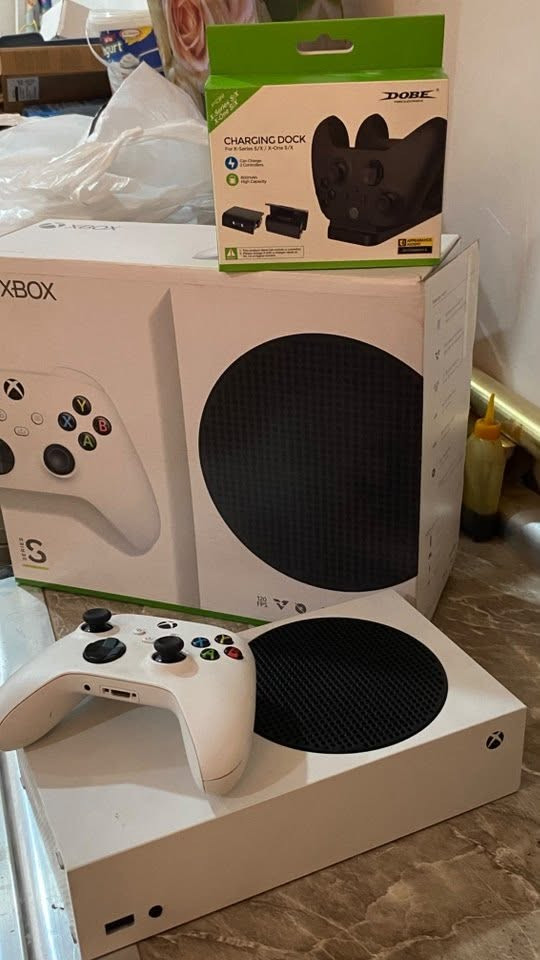 اكسبوكس سيريس اس 512gb +بطاريات شحن عدد ٢ + يده 
ملحقاته كامله صندوق وكيبل شحن وكيبل hdmi 

الجهاز لا مفتوح ولا مبدل نظيف والنظافة كدامكم

السعر 420 الف وبيه مجال بسيط مكاني الموصل 
*********** واتساب وخط
