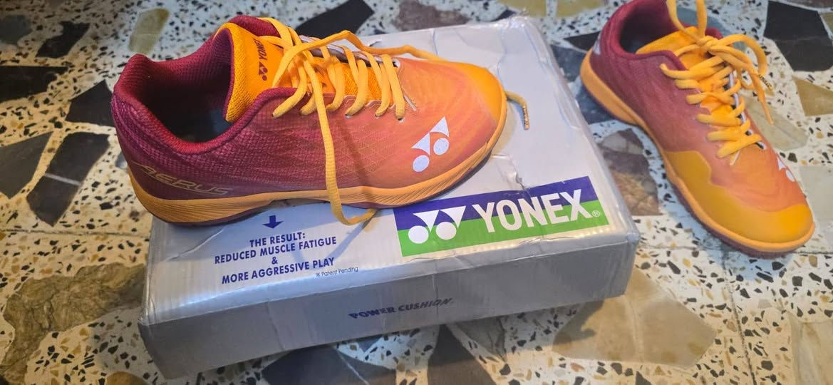 🔥 للبيع — حذاء رياضي أصلي Yonex AERUS 🔥
✅ الحذاء جديد بالكامل
✅ غير مستعمل أبدًا
✅ السبب: طلع صغير على القياس
✅ خفيف جدًا ومريح للحركة والرياضة
✅ مناسب للتنس  والرياضات الداخلية 
📏 القياس:
EUR 37
UK 4
US Women’s 7
📍 الموقع: بغداد
💰 لمعرفة السعر المراسله على الخاص


**إذا كنت صاحب هذا الإعلان وتريد حذفه لأي سبب، رجاءا أرسل رسالة إلى الدعم الفني**