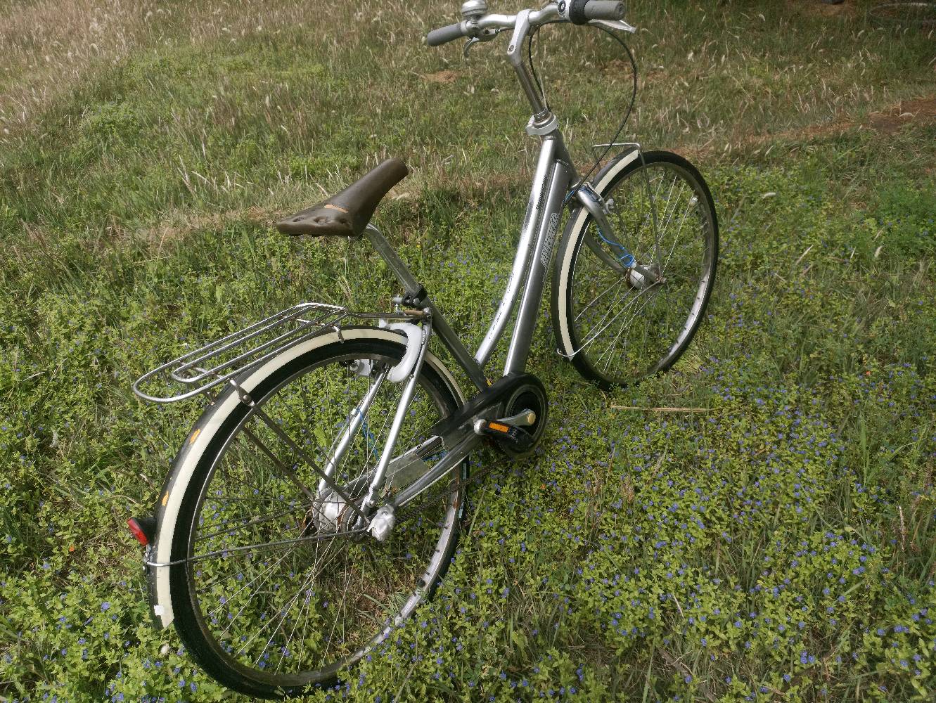 بايسكل بناتي حجم 27للبيع صبغ شركه بايسكل ياباني حاويه بدال 3نمر منضومه قايش بريكات شغاله امامي وخلفي دينمو شغال 