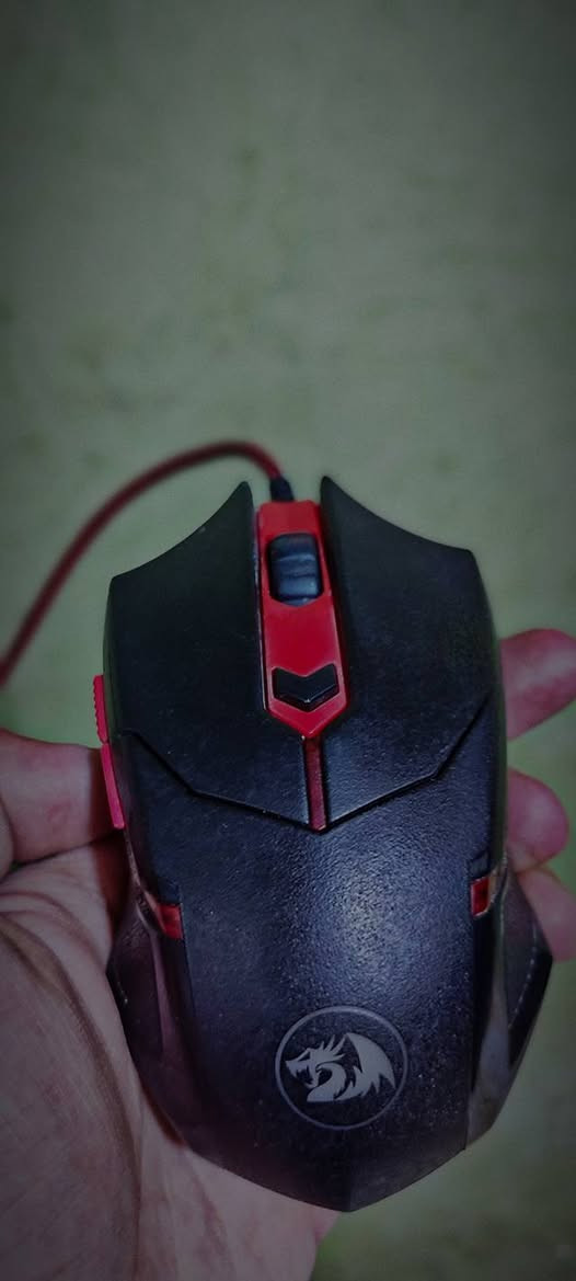 Redragon 3200DPI + vistsing RBG mouse bad 🔥💯
- Redragon 3200 DPI 🔥💯
يمكن التحكم بال DPI على ٤ مستويات من خلال الزر الذي في الوسط (800,1600,2400,3200) .
يحتوي على زرين جانبيين للتخصيص .

- (30x80cm) Vistsing RGB Mouse Pad 🔥💯
ماوس باد RGB يحتوي على اكثر من 12 نمط مختلف من الإضاءة 

- القطعتين مفحوصات و نظيفات 100%


**إذا كنت صاحب هذا الإعلان وتريد حذفه لأي سبب، رجاءا أرسل رسالة إلى الدعم الفني**