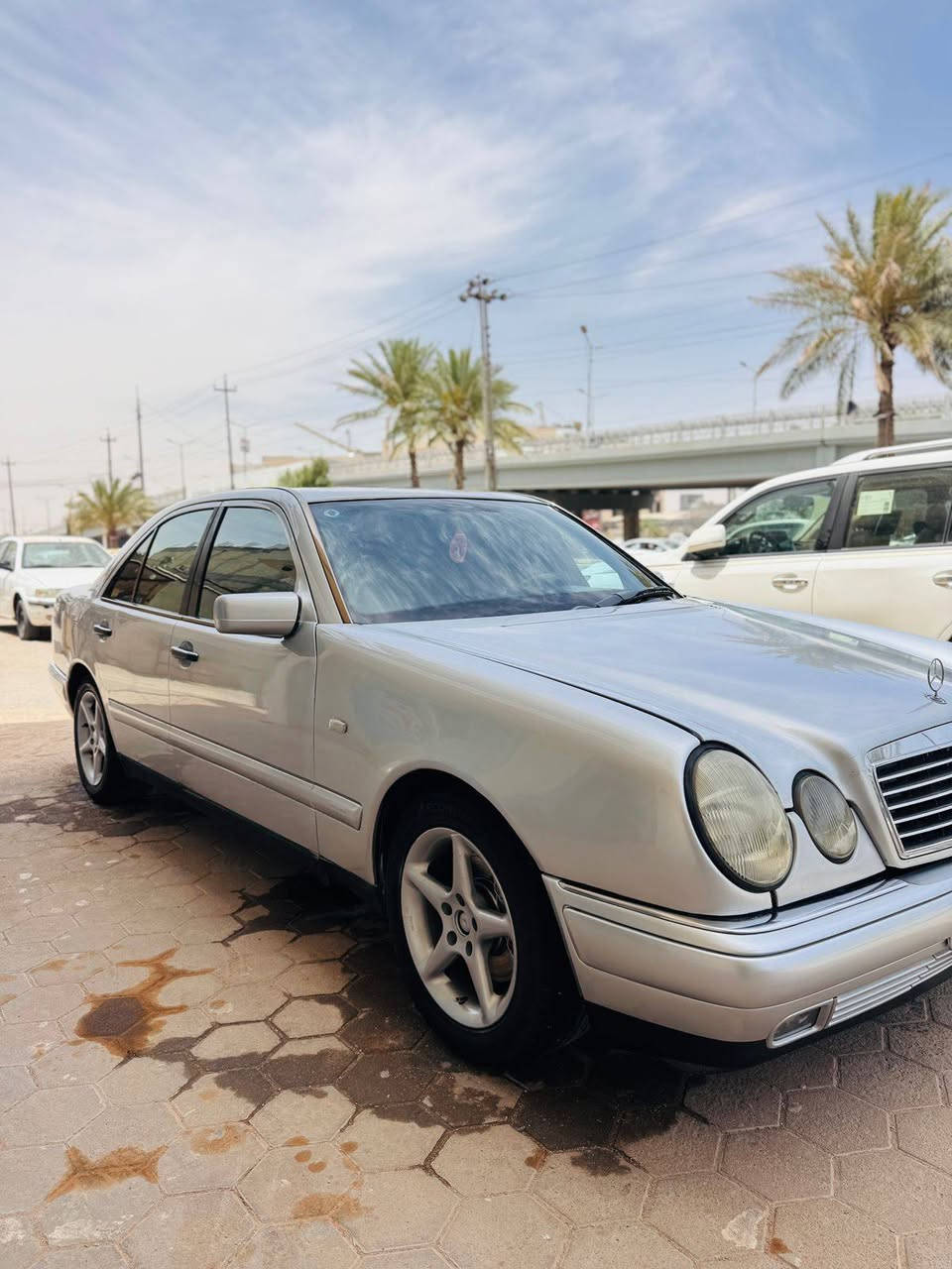 السلام عليكم 
للبيع مارسيدس ام عيون E320 
مديل 1996 
مكينه خراطيم 320 جديده 
جام اربعه كهرباء 
فتحه سقف 
نظام ABS بيريك اربع تايرات 
تراكشن مود مانع انزلاق 
تخم تاير جديد 
كروز مثبت سرعه شغال ازيد السرعه وتنقص من اليده 
ويل نجمه قياس 16
دواخل جديده 
تبريد ثلج ☃️
حداديه جديده من الطول لطول 
سستم سماعات كله شغل 
ماسه جام بوش وزراكات كله شغال 
مري جانبيه كهربائيه 
ثلاجه شغاله 
                            سعر :75 وبيه مجال 
رقم بغداد بأسمي 
عنواني النجف لاشرف 
استفسار اكثر اتصل عليه واتساب موجود 
***********
