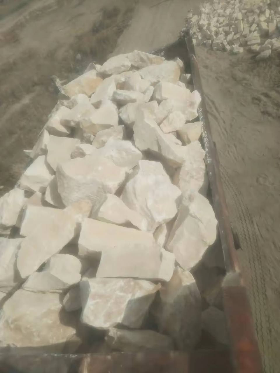 حجر للبيع ***********
