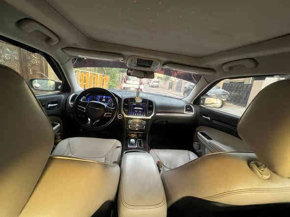 السلام عليكم
للبيع كرايسلر C300 اوباما 
2018 الدولي شرط التحويل هزه جديده V6/3600

السياره جاهزه من كل نقص 
حداديه تخم تاير تدفئه تبريد كله جاهز
المواصفات/
كير ماوس 8 نمر
بانوراما قطعتين
تشغيل عن بعد
كشنات تدفئه تبريد
كشنات كهرباء جلد عسلي
لايت زينون عدسه
شاشه كبيره تدعم كاربلي
بصمه تشغيل وأبواب + تشغيل عن بعد 
خزن ميموري
كامرا خلفيه
ستيرن كهرباء
تبريد قطعتين
تحكم ستيرن جهتين مع مثبت سرعه
مري كهرباء
برده خلفيه كهرباء

باقي المواصفات معروفه
السياره جاهزه ومال جناي 

مكان السيارة بغداد الكرخ 
***********
