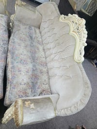 طخم تزكام لون كريمي 🤎 ست قطع ثنين كبار واربع كراسي  السعر 400 وبي مجال...