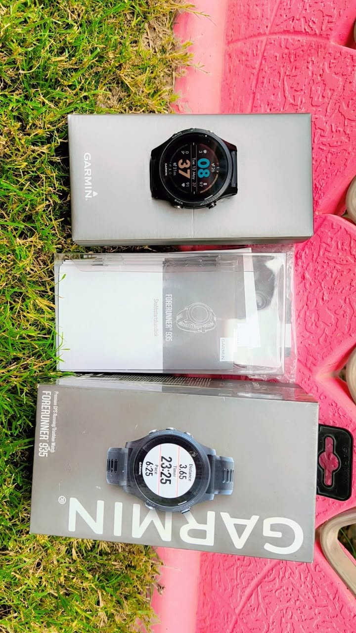 تتميز ساعة Garmin Forerunner 935 بأنها ساعة رياضية ذكية متكاملة ومخصصة لممارسي رياضة الجري، الترياتلون، والرياضات المتعددة [Image 3]. إليك أبرز مواصفاتها ومميزاتها الفنية:

1. التصميم والشاشة 🛠️

الوزن: خفيفة الوزن جداً (49 جراماً فقط) لتوفير الراحة التامة أثناء الركض والسباحة [Image 3].

الشاشة: شاشة ملونة بحجم 1.2 بوصة بدقة (240×240 بكسل) [Image 6, Image 17]، مصممة لتكون واضحة تماماً وقابلة للقراءة تحت أشعة الشمس المباشرة [Image 12, Image 26].

الهيكل والسوار: جسم الساعة مصنوع من البوليمر المدعم بالألياف [Image 6, Image 17]، مع سوار سيليكون مرن ومريح أثناء التعرق [Image 3].

2. المستشعرات وتتبع الأنشطة 📊

مستشعر نبضات القلب (Elevate): يقيس ضربات القلب من المعصم على مدار الساعة بدقة وبدون الحاجة لحزام صدر [Image 3, Image 13].

أنظمة الملاحة (GPS / GLONASS): تحديد دقيق جداً للموقع، السرعة، والمسافة حتى في البيئات الصعبة والغابات [Image 3].

مستشعرات مدمجة: تحتوي على مقياس ارتفاع بارومتري (Barometer) لمعرفة الارتفاعات، بوصلة ثلاثية المحاور، ومقياس تسارع [Image 3].

3. عمر البطارية 🔋

تعتبر البطارية من أقوى نقاط قوة هذه الساعة [Image 1, Image 8]:

وضع الساعة الذكية: تصمد حتى 2 أسبوعين بالشحنة الواحدة [Image 3, Image 17].

وضع الـ GPS: تعمل حتى 24 ساعة متواصلة (مثالي للسباقات الطويلة) [Image 3].

وضع توفير الطاقة (UltraTrac): يمتد التشغيل حتى 50 ساعة [Image 3].

4. الميزات الرياضية المتقدمة 🏃‍♂️

حالة التدريب (Training Status): أداة ذكية تقوم بتقييم تاريخ تمارينك وتخبرك ما إذا كنت تتدرب بإنتاجية، أو تفرط في التدريب [Image 7].

مؤشرات الأداء الديناميكية: تقيس التوازن في زمن ملامسة الأرض، طول الخطوة، ونسبة الارتداد الرأسي (عند ربطها بحزام الصدر المتوافق أو مستشعر الجري الخاص بـ Garmin) [Image 3].

مقاومة الماء: مقاومة للماء حتى عمق 50 متراً (5ATM) مما يجعلها ممتازة للسباحة في الأحواض أو المياه المفتوحة [Image 17].

تتميز ساعة Garmin Forerunner 935 بأنها ساعة رياضية ذكية متكاملة ومخصصة لممارسي رياضة الجري، الترياتلون، والرياضات المتعددة [Image 3]. إليك أبرز مواصفاتها ومميزاتها الفنية:
🌹#السعر 150 الف


**إذا كنت صاحب هذا الإعلان وتريد حذفه لأي سبب، رجاءا أرسل رسالة إلى الدعم الفني**