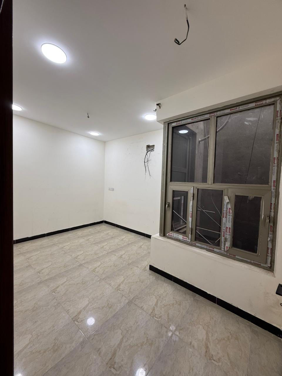 بيت يجار مساحه ٥٠ متر طابقين يحتوي على ثلاث غرف نوم وصاله ومطبخ وخدمات بناء حديث مكان الزراعة الكوخ سعر ٥٠٠ مجال بسيط *********** اتصال رقم المكتب
