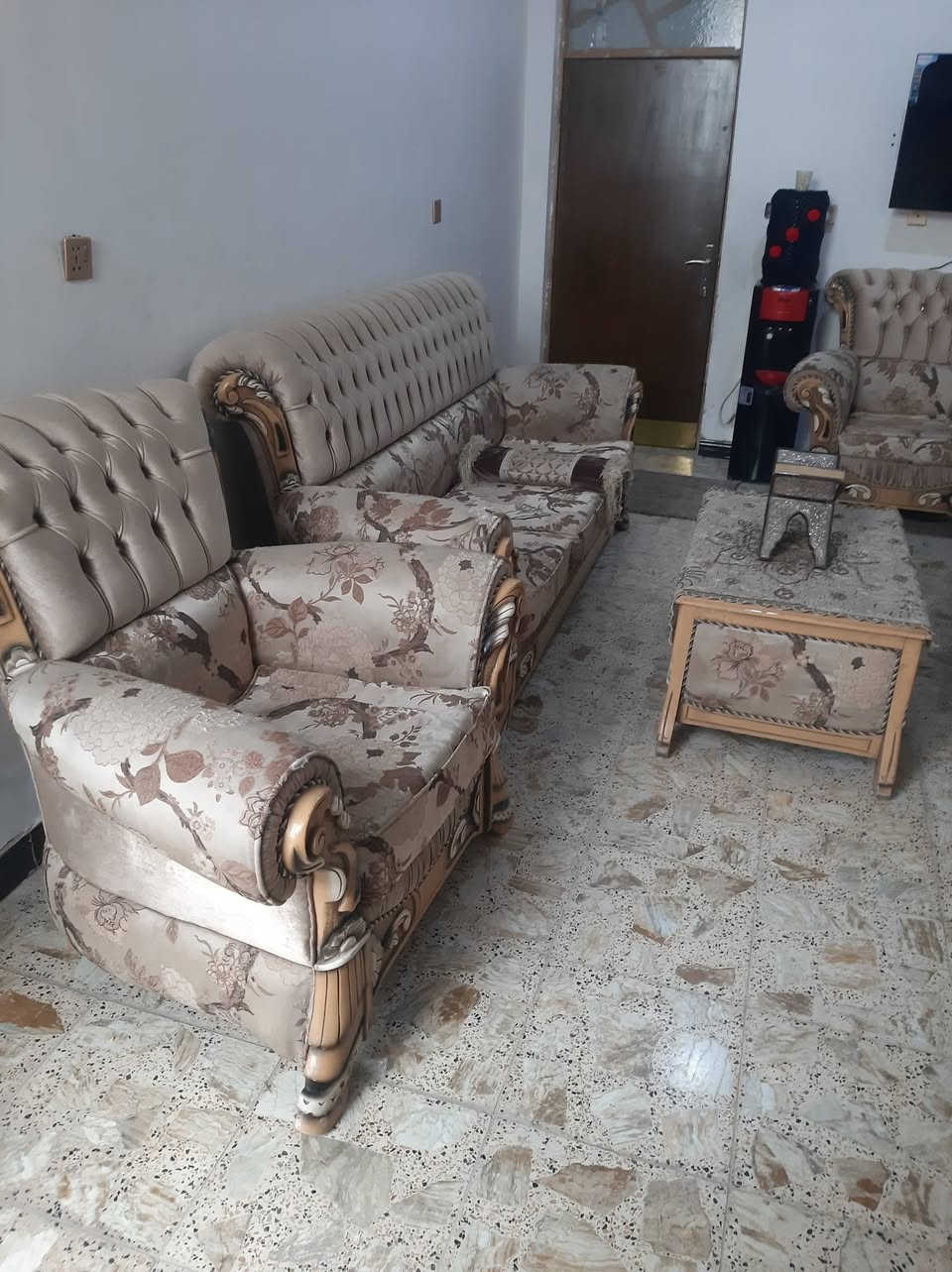 تخم للبيع عشر مقاعد مع ثلاثه طبلات اثنان وسطية
السعر ٣٠٠ الف وبيها مجال
واتساب ***********
