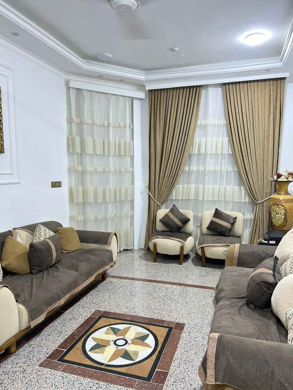 يتوفر دار سكن 200 متر بالطشاش  الأولى قرب جامع الحسن العسكري طابقين
6غرف نوم واستقبال وهول ومطبخ وصحيات
للاستفسار على الرقم ***********
