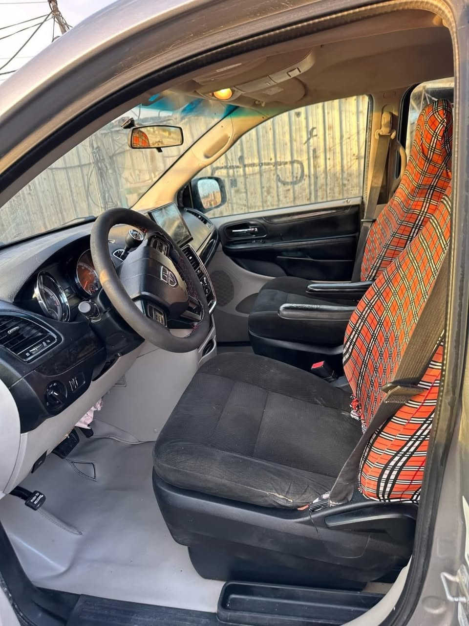 دوج كرفان 2016
حادثهة بنيد وجاملغ بدون دواخل 
ماشية 100الف
تحكم ستيرن
تبريد 3 قطع منفصل 
كشنات منفصل 
نظام ايكو 
مانع انزلاق 
كير ومحرك مكفولات 
رقم اربيل باسمي تحويل ثاني يوم (السياره استخدام شخصي)
مكاني بغداد الشعب ***********
