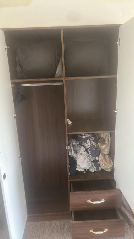 ١- سرير صاج تكمة مع دوشك ومخاد 
٢- كنتور بابين خشب جديد استخدام قليل جدا كم يوم

٣- وكنتور ٣ ابواب خشب غير مستعمل

نزلتلكم صور وفديو
 
***********
