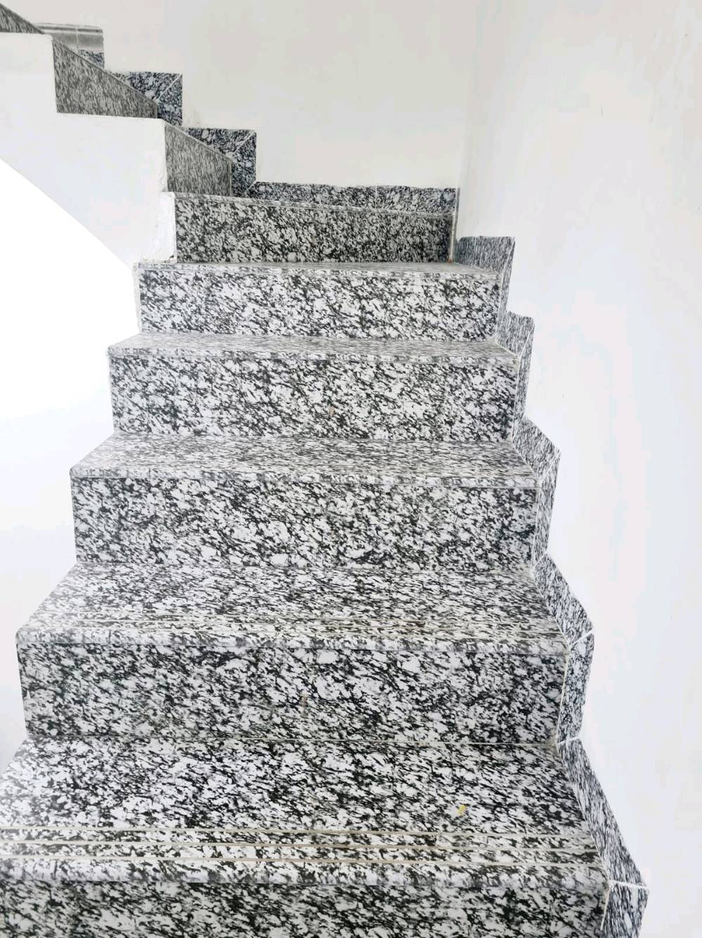 المحمودية حي 18الجديد بناء درجة أولى \24\
📃سند طابو صرف نقص واجهة فقط
🏠-بيت للبيع قرب قاعة
 🕍الحسين والعباس شارع 40🚘
➖مساحة 125M طابقين 
يتكون⤵️ طابقين 
طابق1
➖1غرف نوم 🛏
➖استقبال-صاله-مطبخ🛒
-مجموعه صحيات-🚽
تكدر سوي مشتملات 2 
بيت جبير ماشاءالله 

طابق 2
2غرفة نوم صالة مفتوحه
جبيرة
 صحيات 
بيتونة سطحين 
📞للتواصل
***********
***********
مطلوب الإسكان